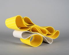 Folding in Motion 9 von Simcha Even-Chen – Porzellanskulptur, gelbe Linien