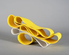 Folding in Motion 9 von Simcha Even-Chen – Porzellanskulptur, gelbe Linien