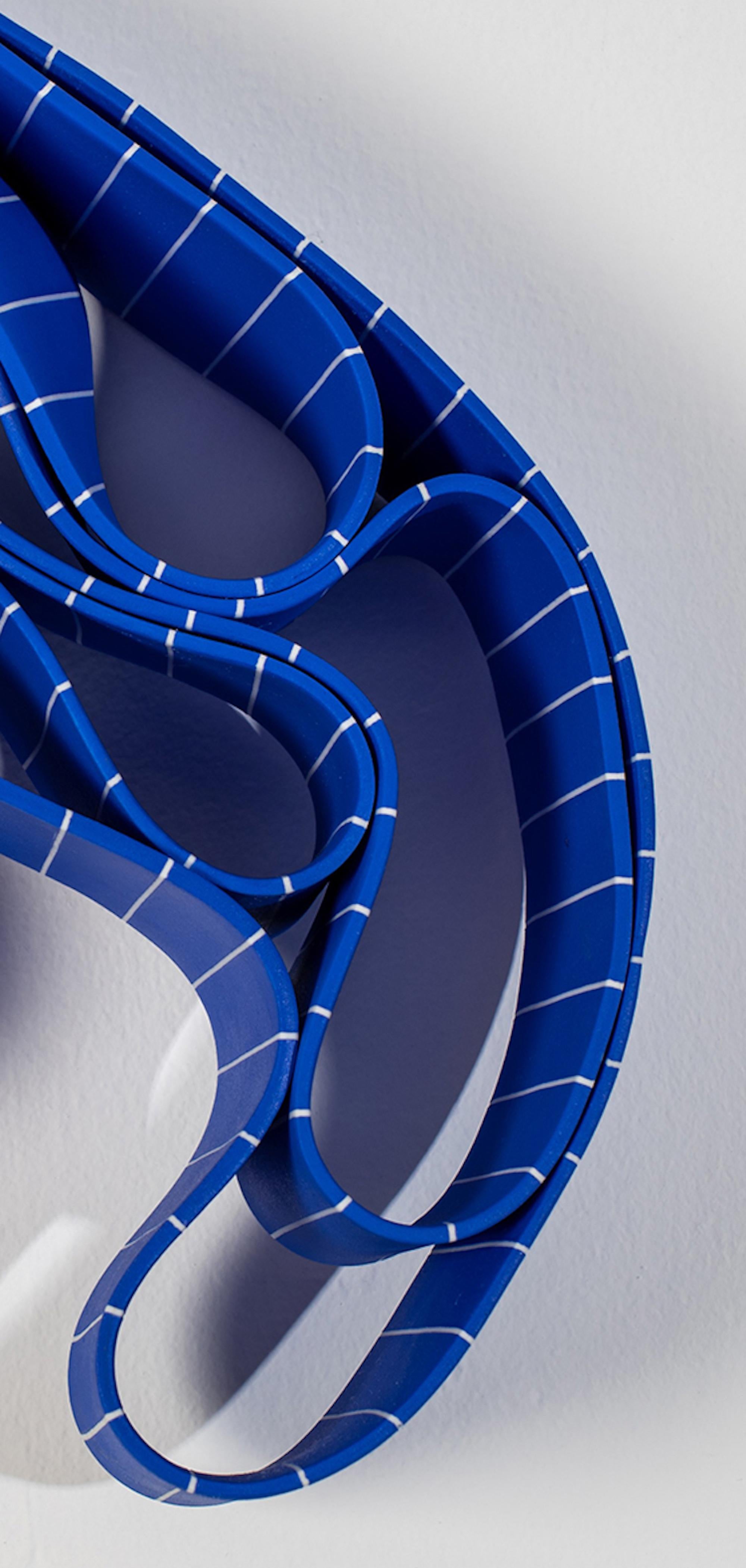 Wandobjekt #3 von Simcha Even-Chen – Porzellanskulptur von Simcha, blau, weiße Linien im Angebot 4