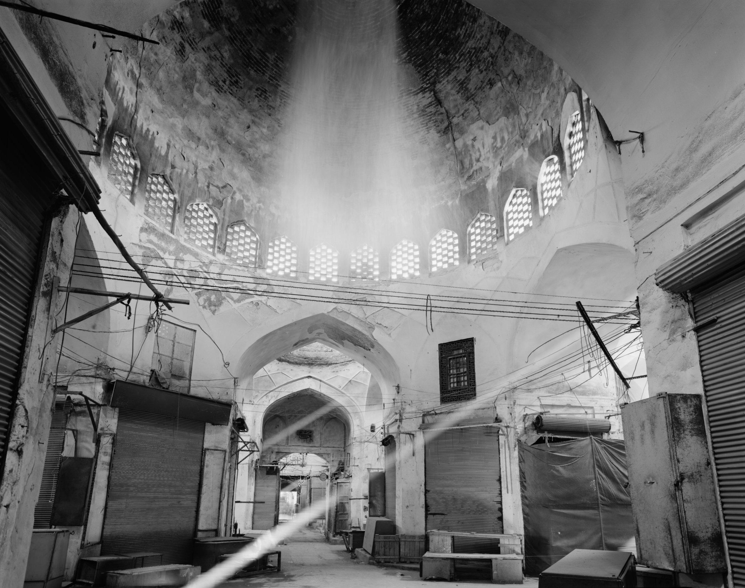 Black and White Photograph di Simeon Posen - Bazar di Isfahan - 764807