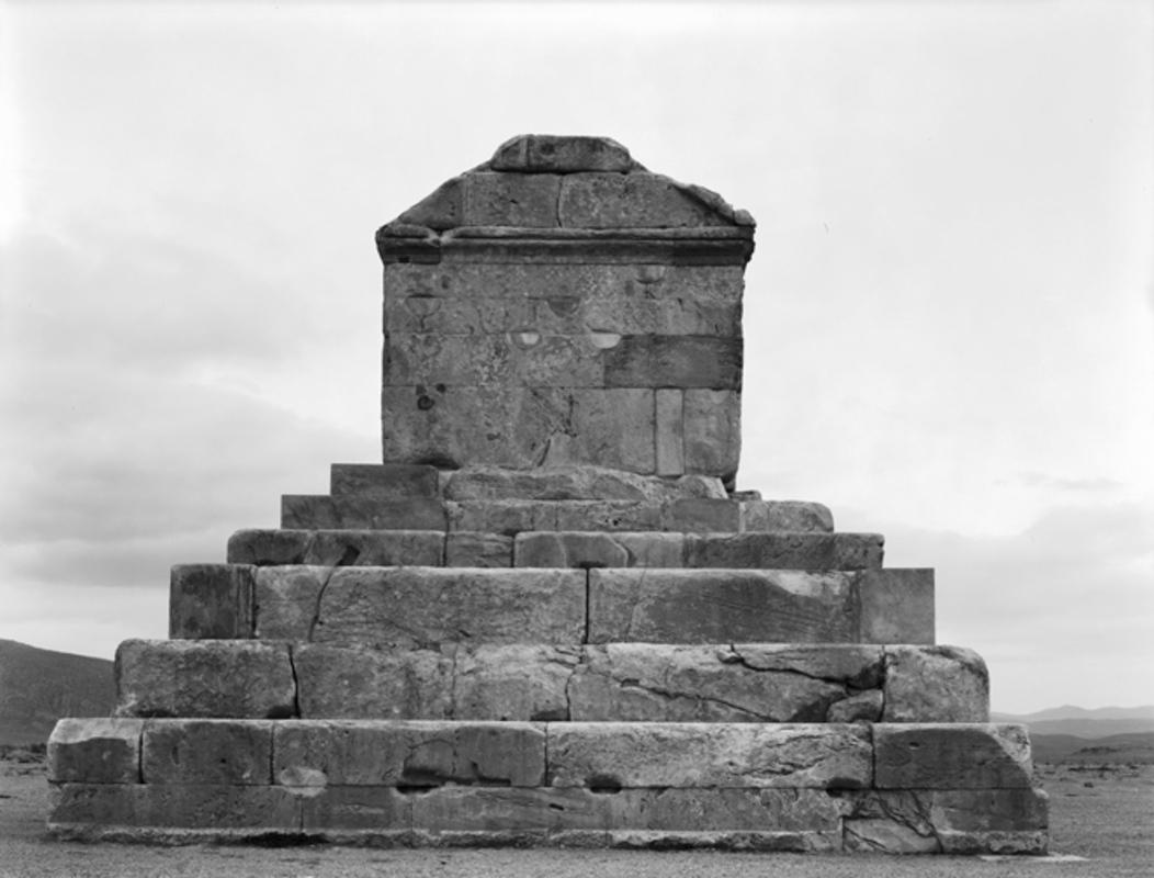 Black and White Photograph Simeon Posen - Tombe de Cyrus - 7651101