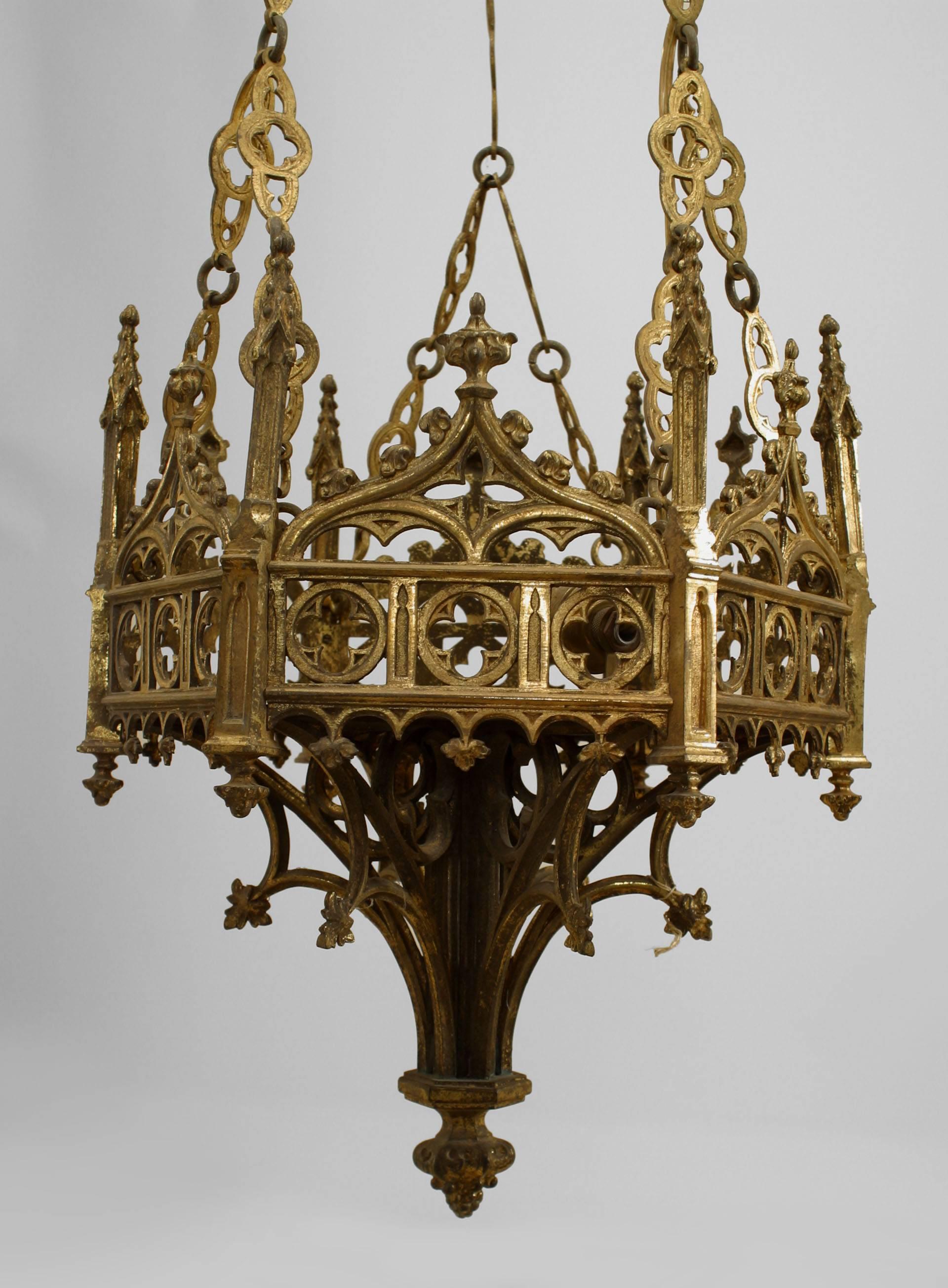 2 luminaires de sanctuaire de style néo-gothique anglais (19e siècle) en bronze doré à 6 côtés filigranes. (PRIX PAR PIÈCE)
