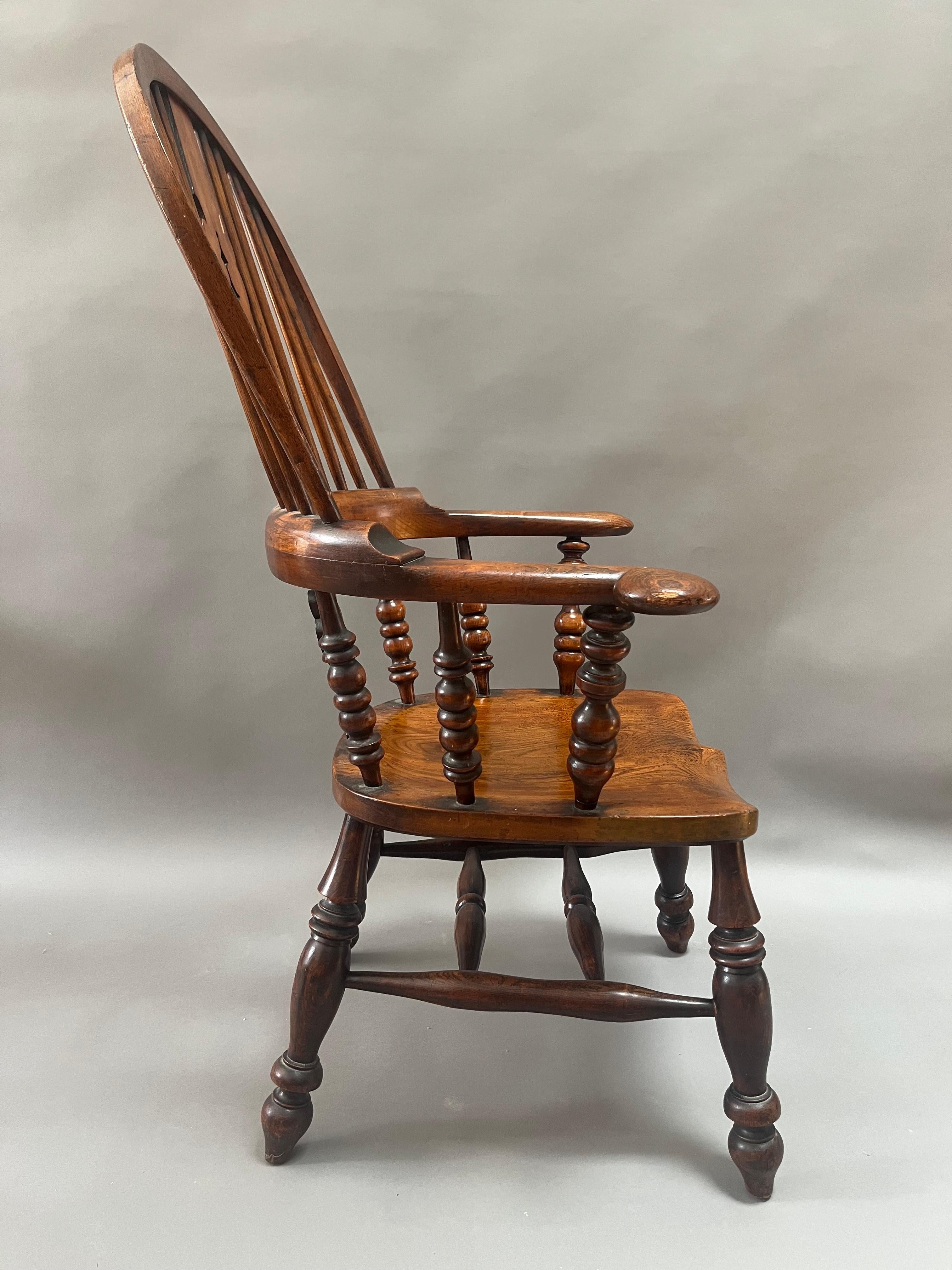 Ein ähnliches Paar englische Windsor-Sessel mit Bogenrückenlehne aus der Zeit von George III.  im Angebot 4