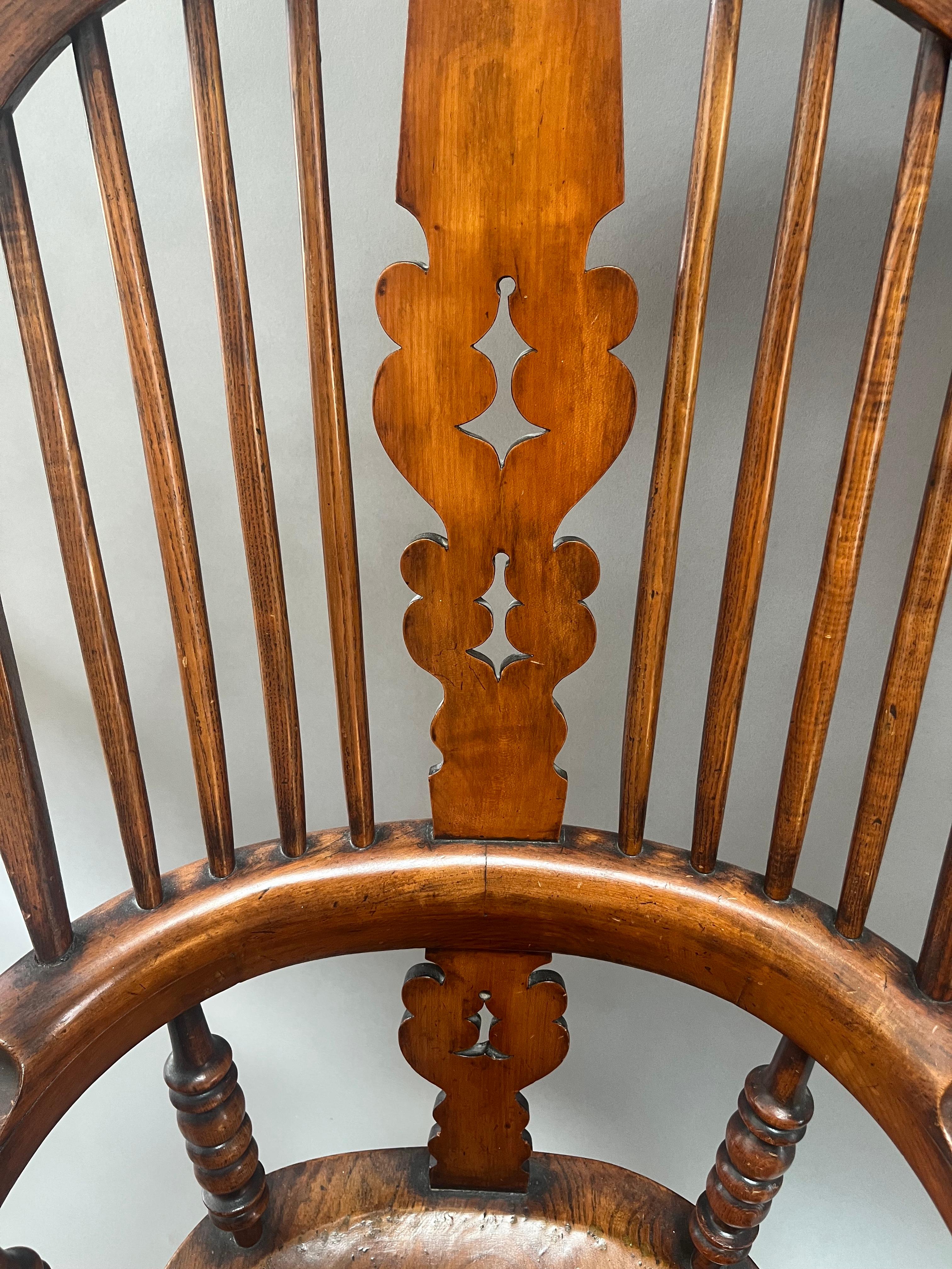 Paire similaire de fauteuils Windsor anglais à dossier à nœud de style George III.  en vente 3