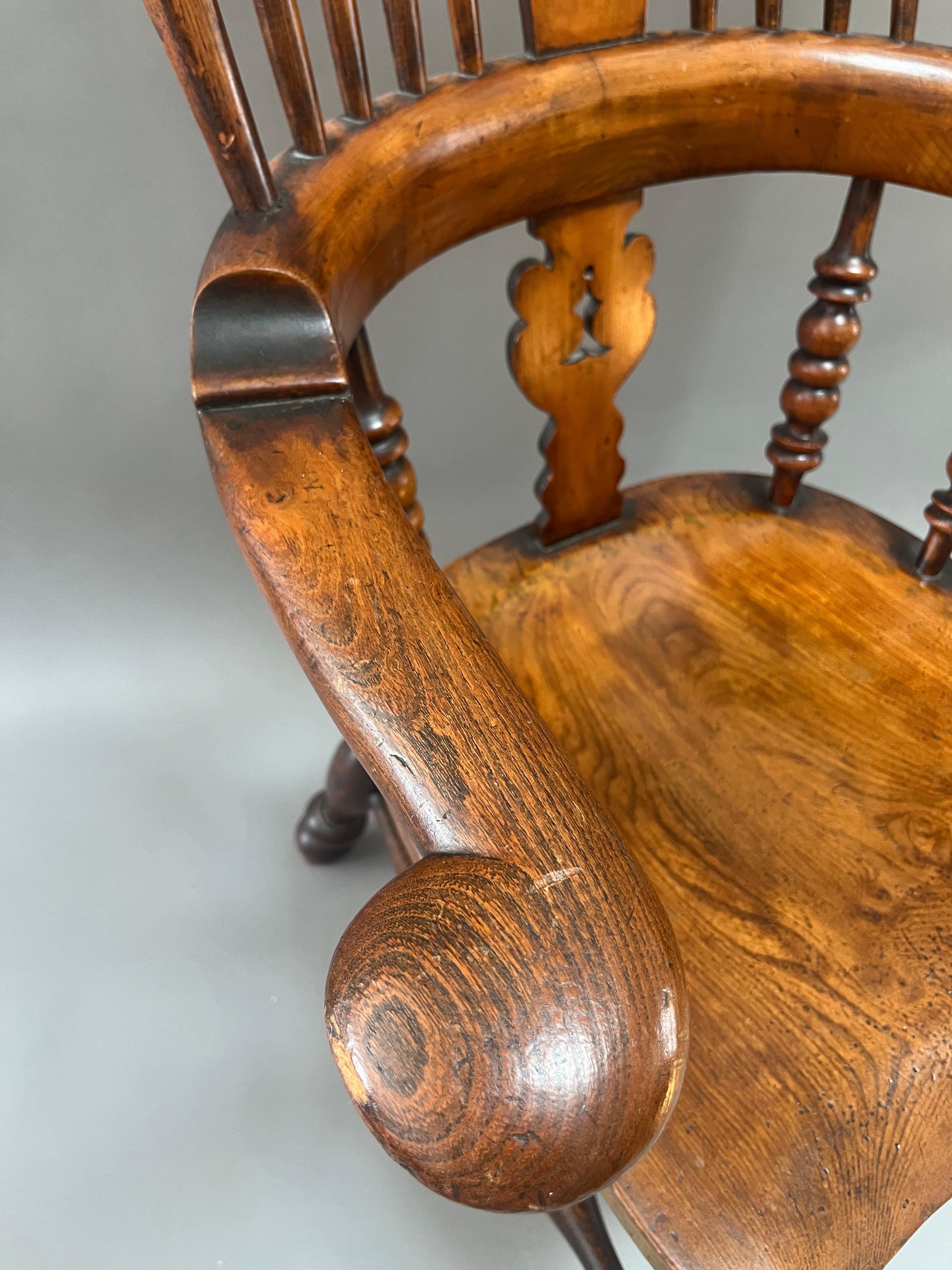 Ein ähnliches Paar englische Windsor-Sessel mit Bogenrückenlehne aus der Zeit von George III.  im Angebot 7