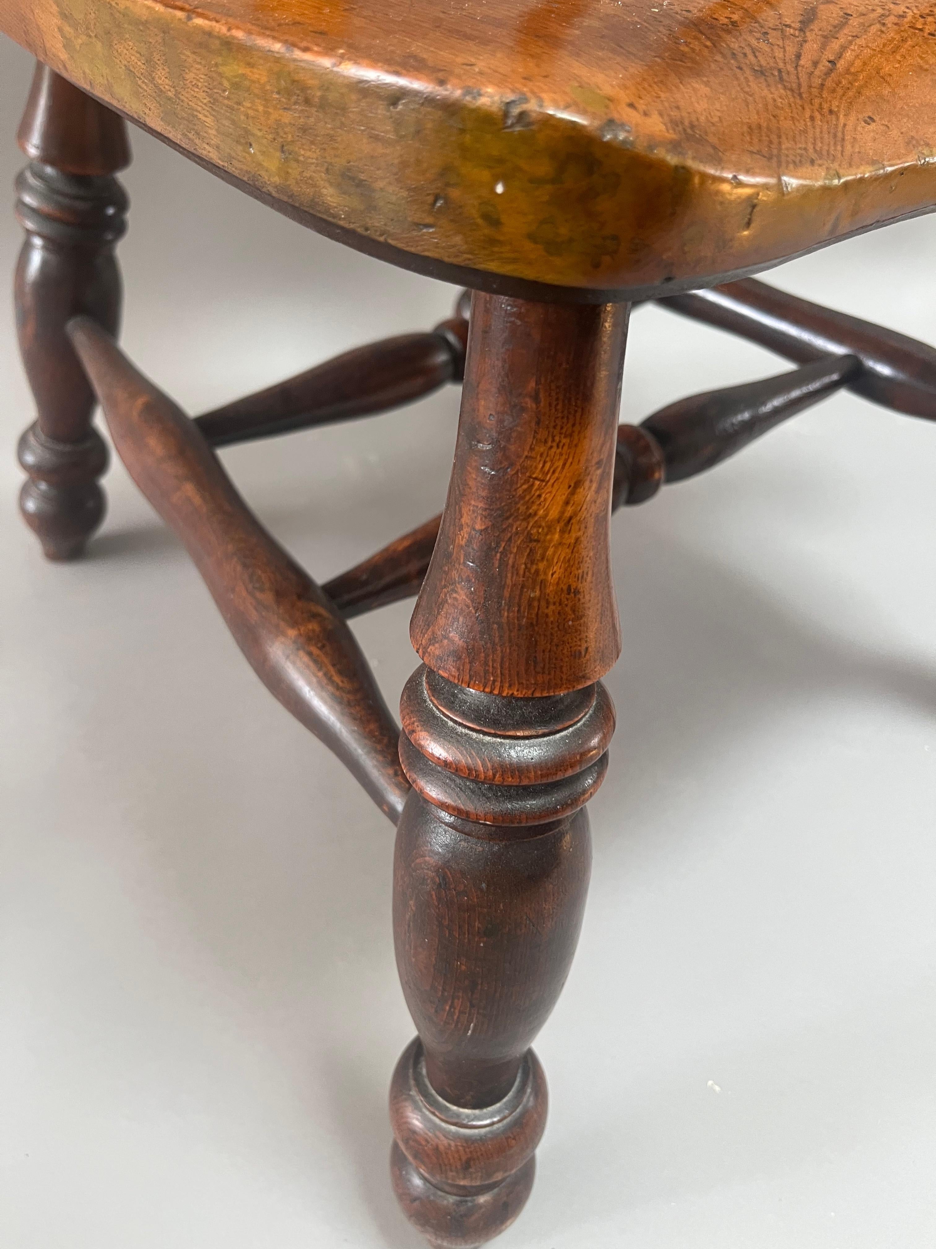 Ein ähnliches Paar englische Windsor-Sessel mit Bogenrückenlehne aus der Zeit von George III.  im Angebot 8