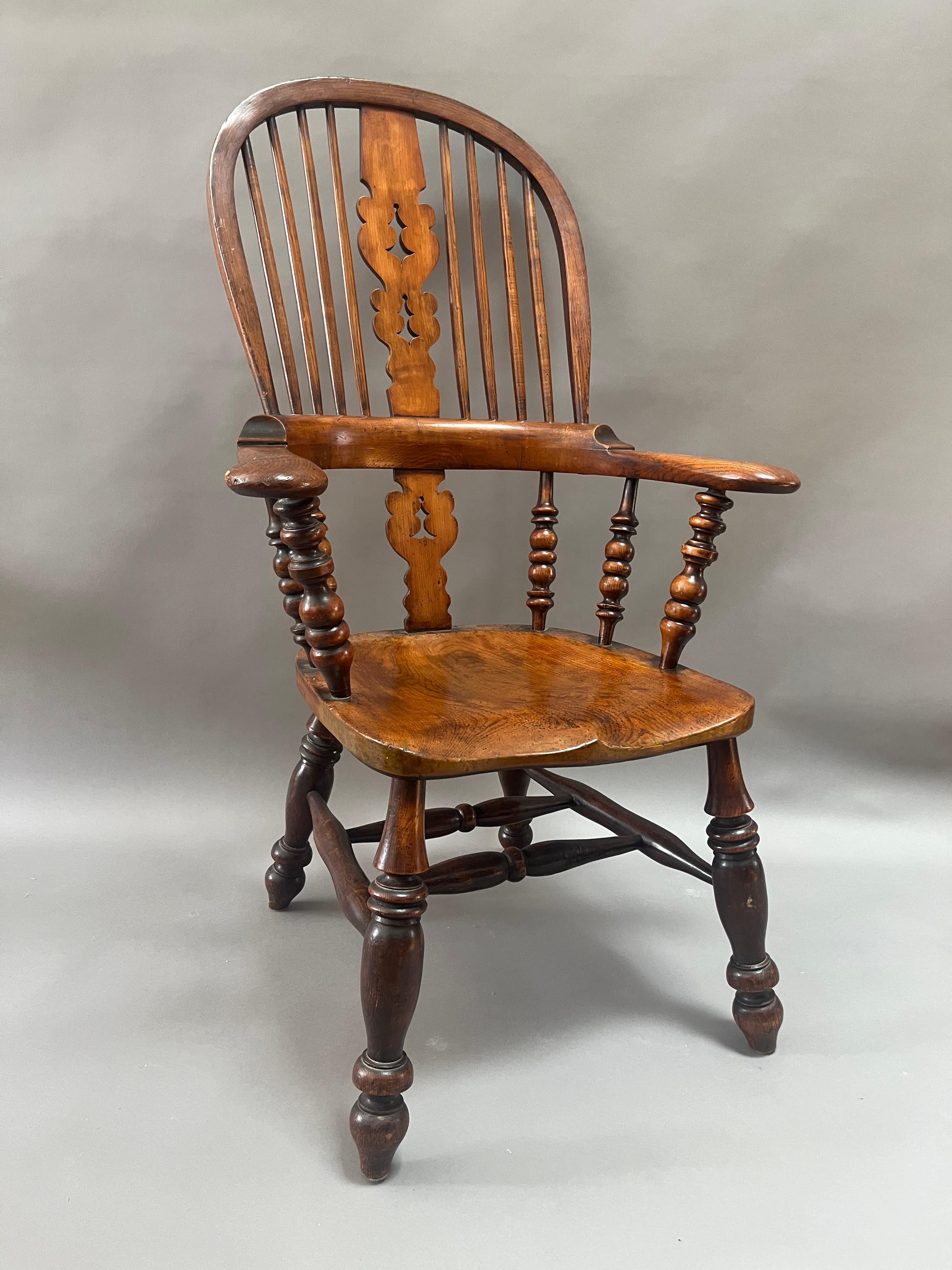 Paire similaire de fauteuils Windsor anglais à dossier à nœud de style George III.  en vente 7