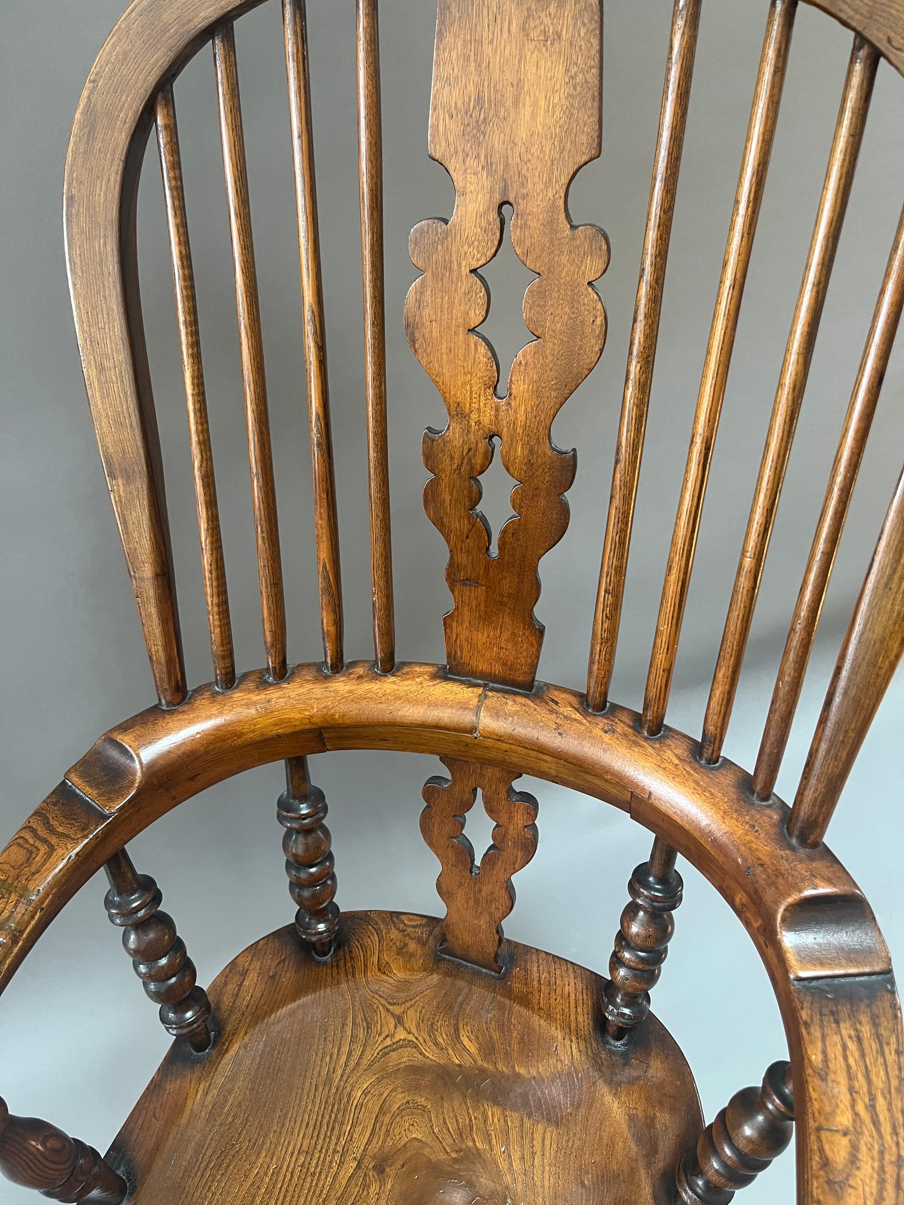 Similar Pair of English George III “Bow Back” Windsor Armchairs.  In Excellent Condition For Sale In Middleburg, VA