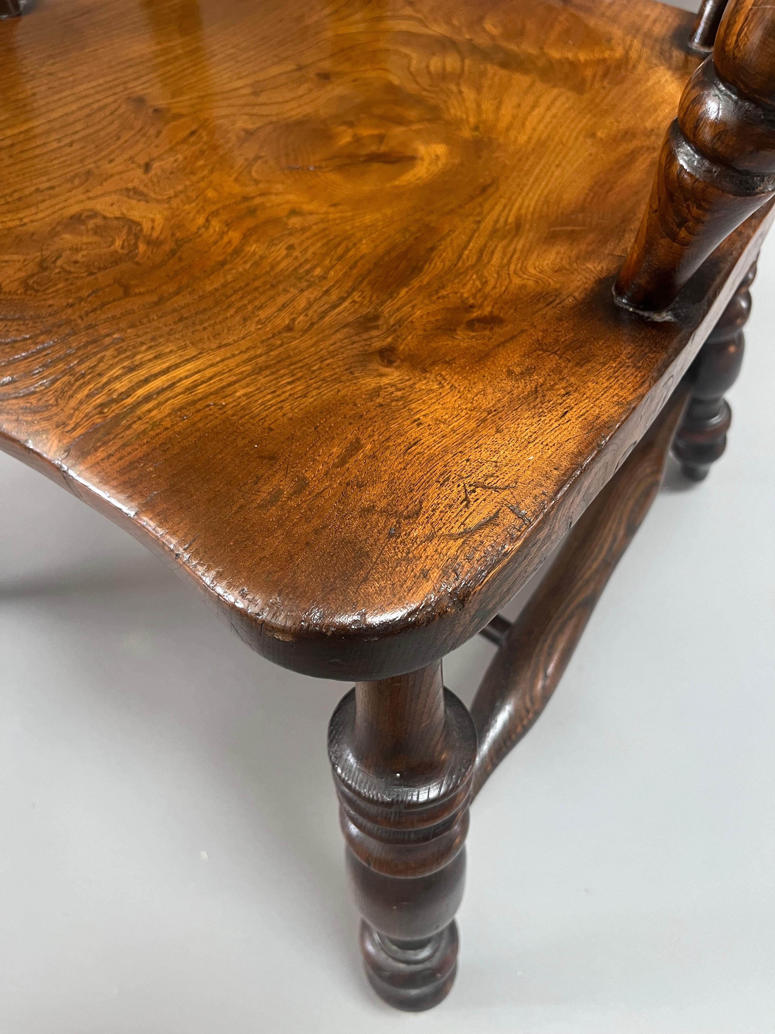 Début du XIXe siècle Paire similaire de fauteuils Windsor anglais à dossier à nœud de style George III.  en vente