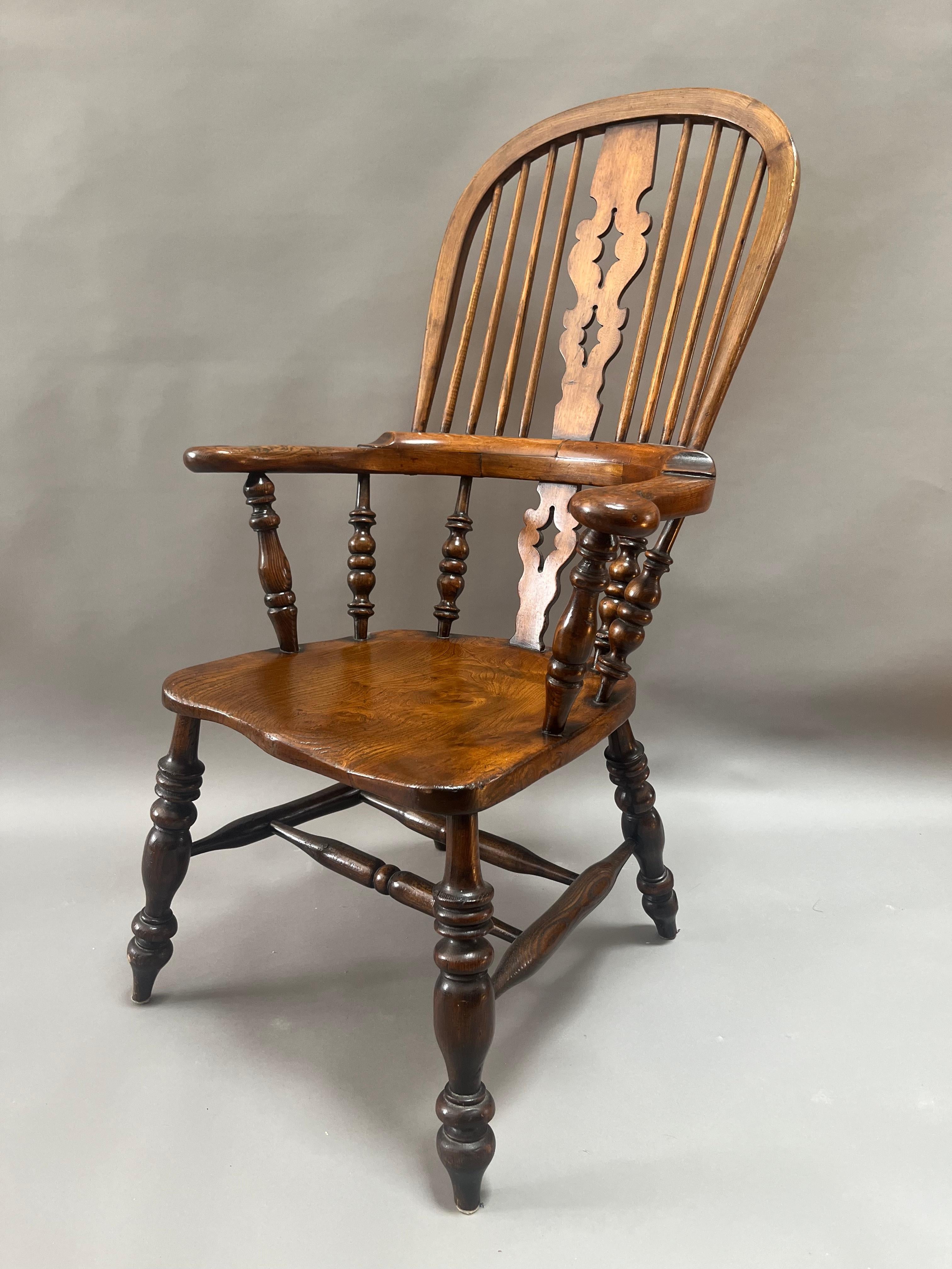 Orme Paire similaire de fauteuils Windsor anglais à dossier à nœud de style George III.  en vente