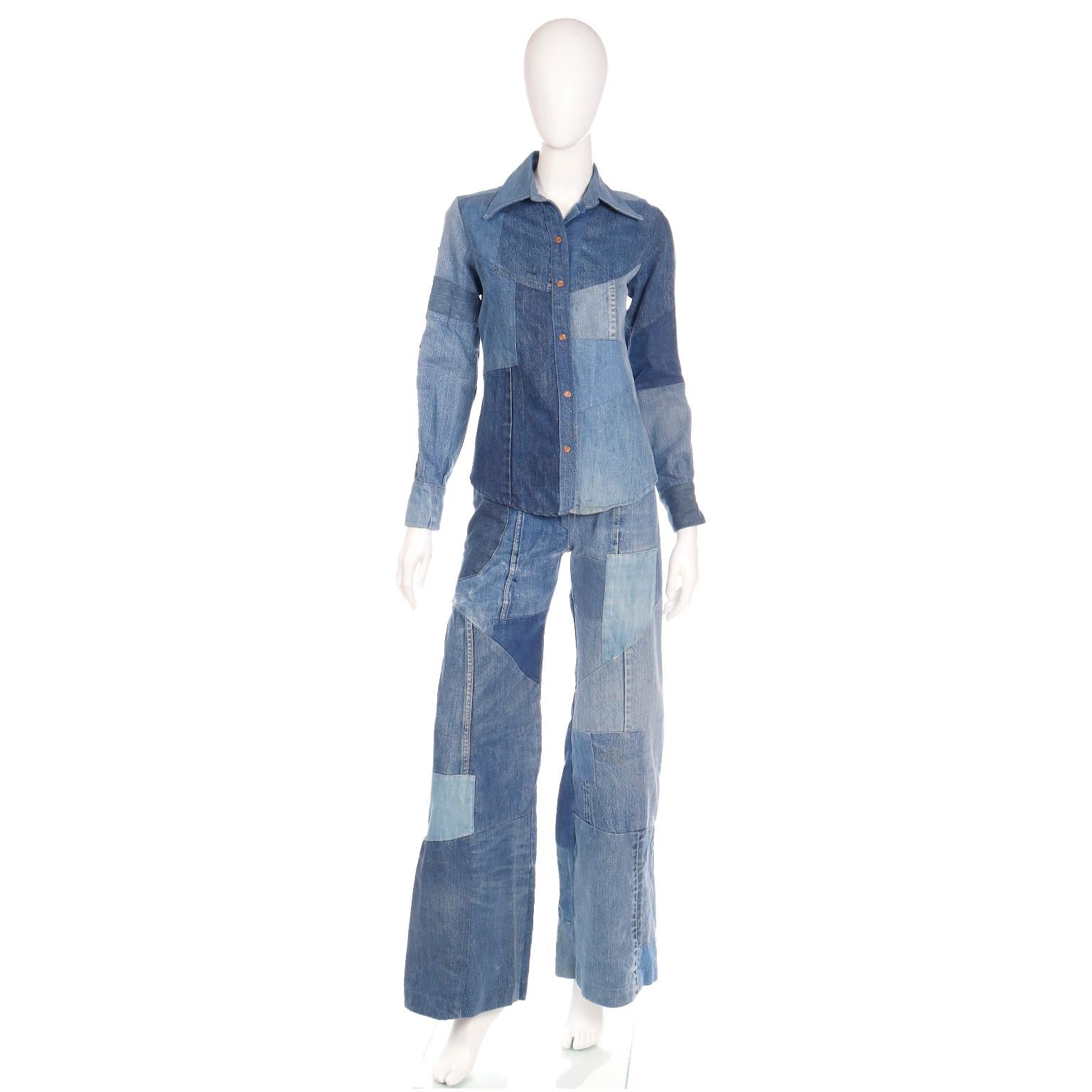 Dieses Vintage-Outfit aus Jeans mit Patchworkmuster und langärmeligem Hemd mit Druckknopfleiste aus den 1970er Jahren stammt aus Simi's Woodland Hills, North Hollywood, Oregon.	Dieses liebevoll getragene Ensemble ist der Inbegriff der 70er Jahre und