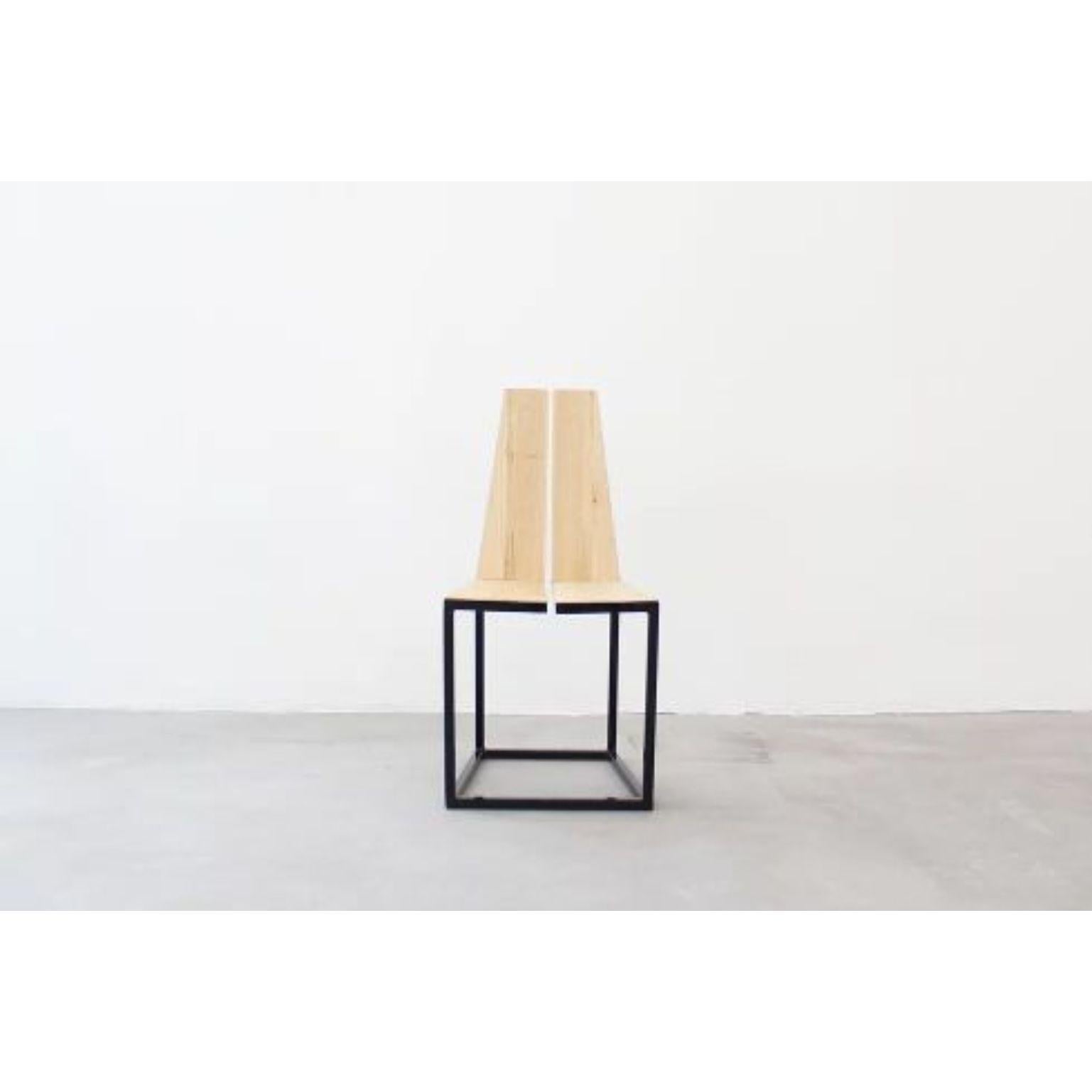 Simmis Stuhl von La Cube
Madrid, 2016
MATERIALIEN: Eisen, Kastanie
Abmessungen: 90 x 45 x 45 cm

Der Simmis-Stuhl spielt mit seiner Symmetrie aus verschiedenen Perspektiven. Einerseits ist die Symmetrie zwischen den Holzteilen, die durch einen
