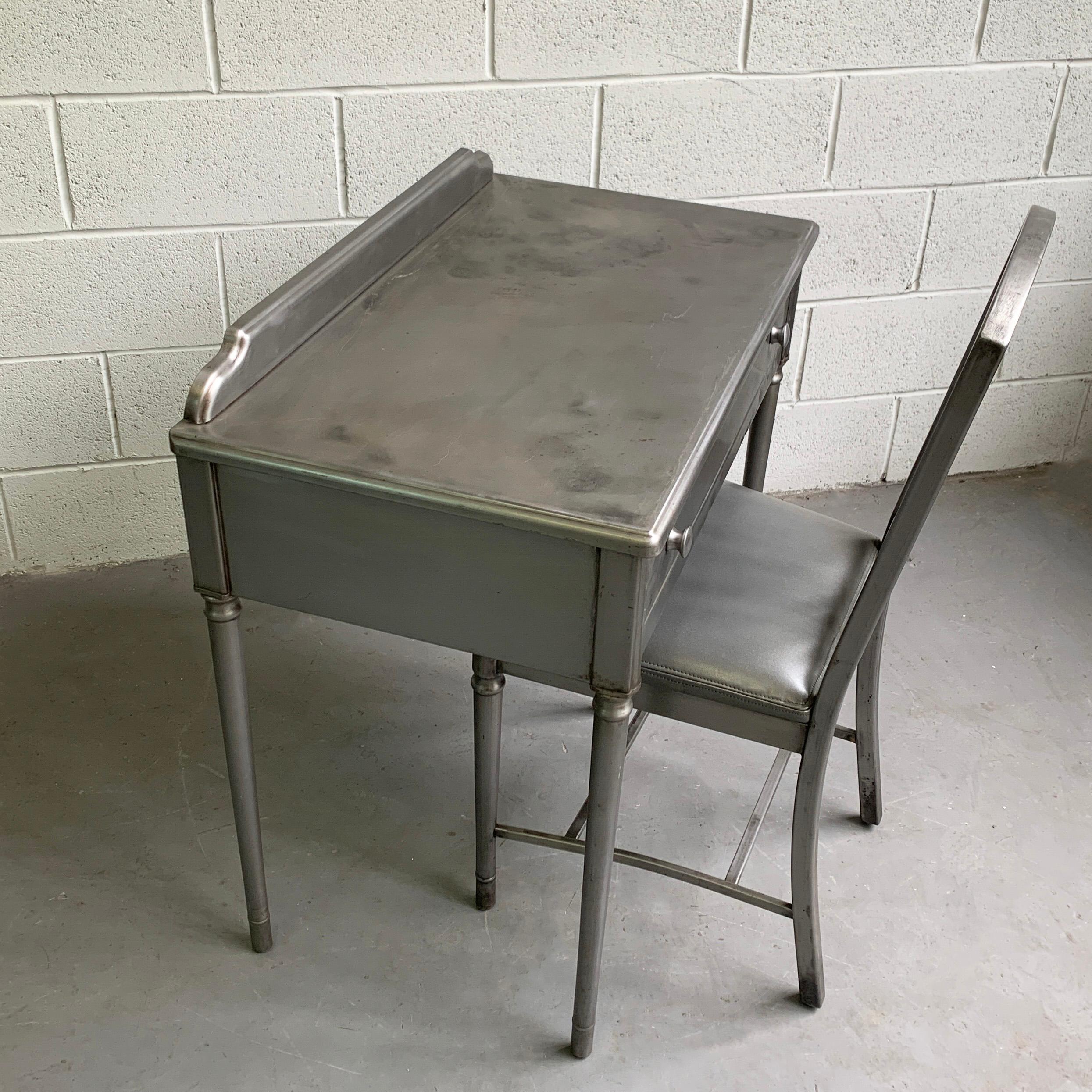 Simmons Sheraton Series Schreibtisch-Schminktisch-Set aus gebürstetem Stahl (20. Jahrhundert) im Angebot