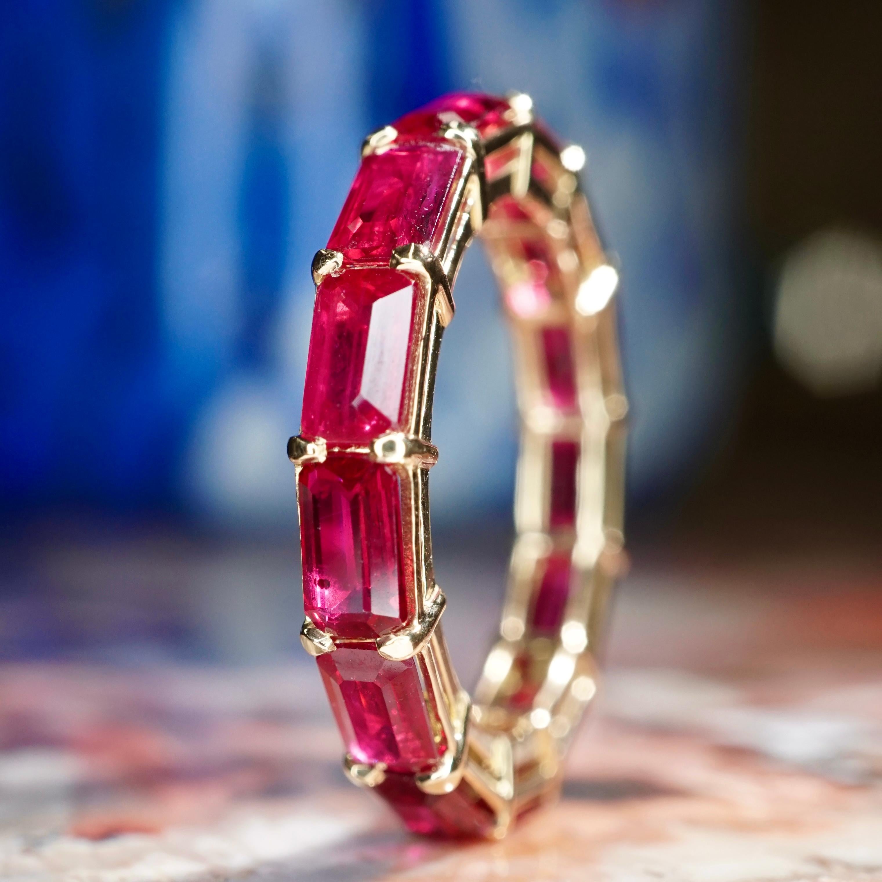 En venta: Anillo de eternidad de oro amarillo de 18 quilates con rubí esmeralda de Birmania  4