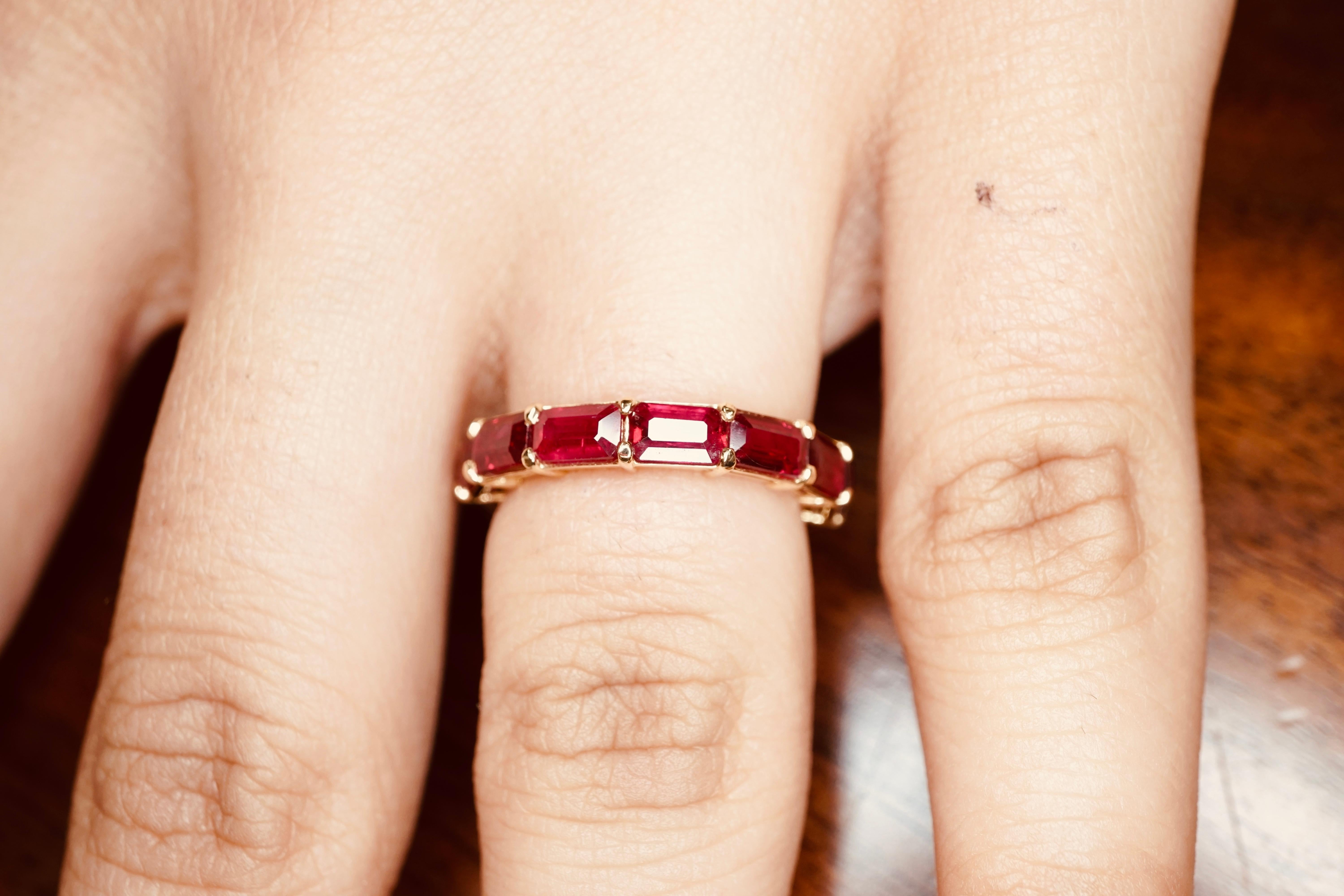En venta: Anillo de eternidad de oro amarillo de 18 quilates con rubí esmeralda de Birmania  5