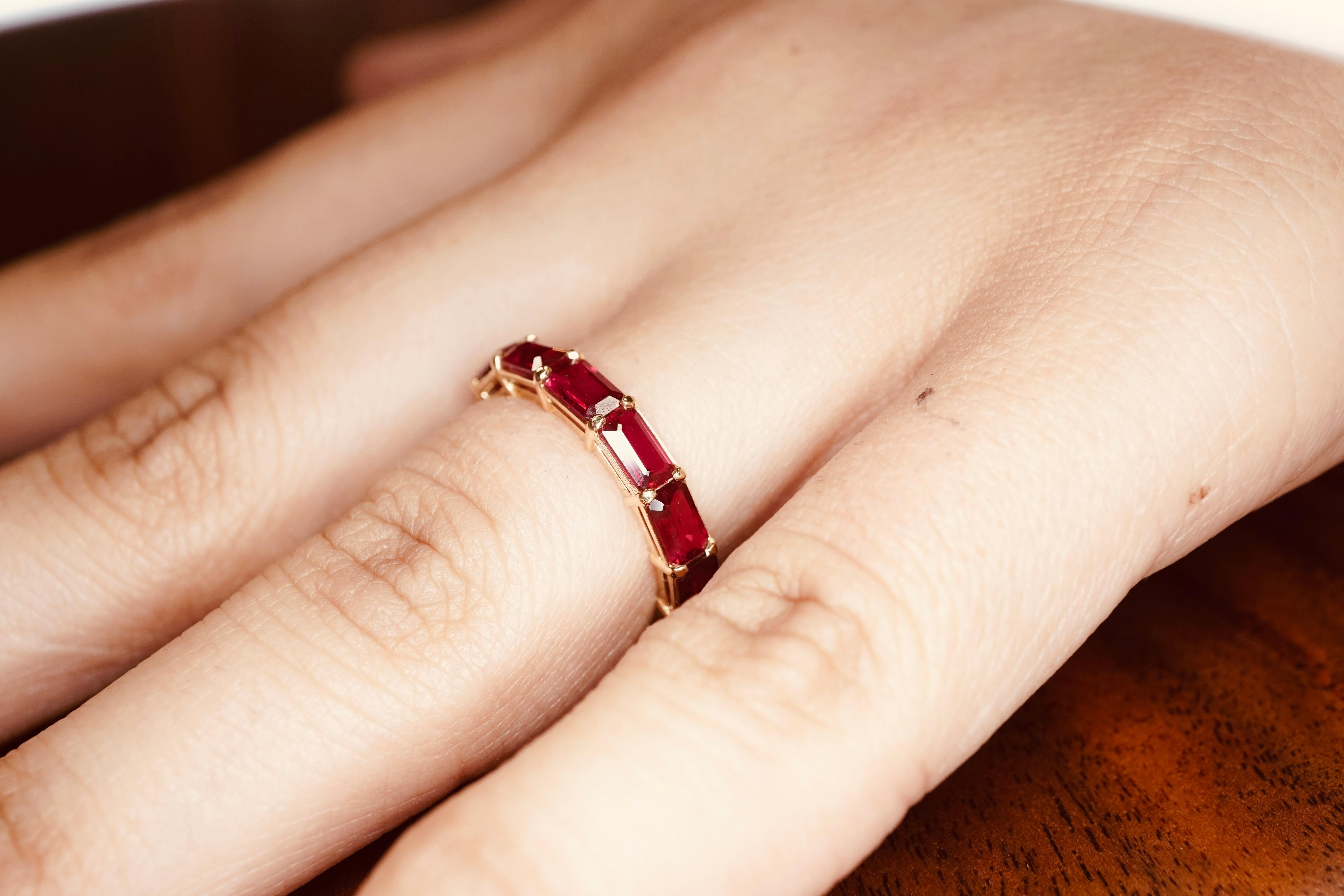 En venta: Anillo de eternidad de oro amarillo de 18 quilates con rubí esmeralda de Birmania  6