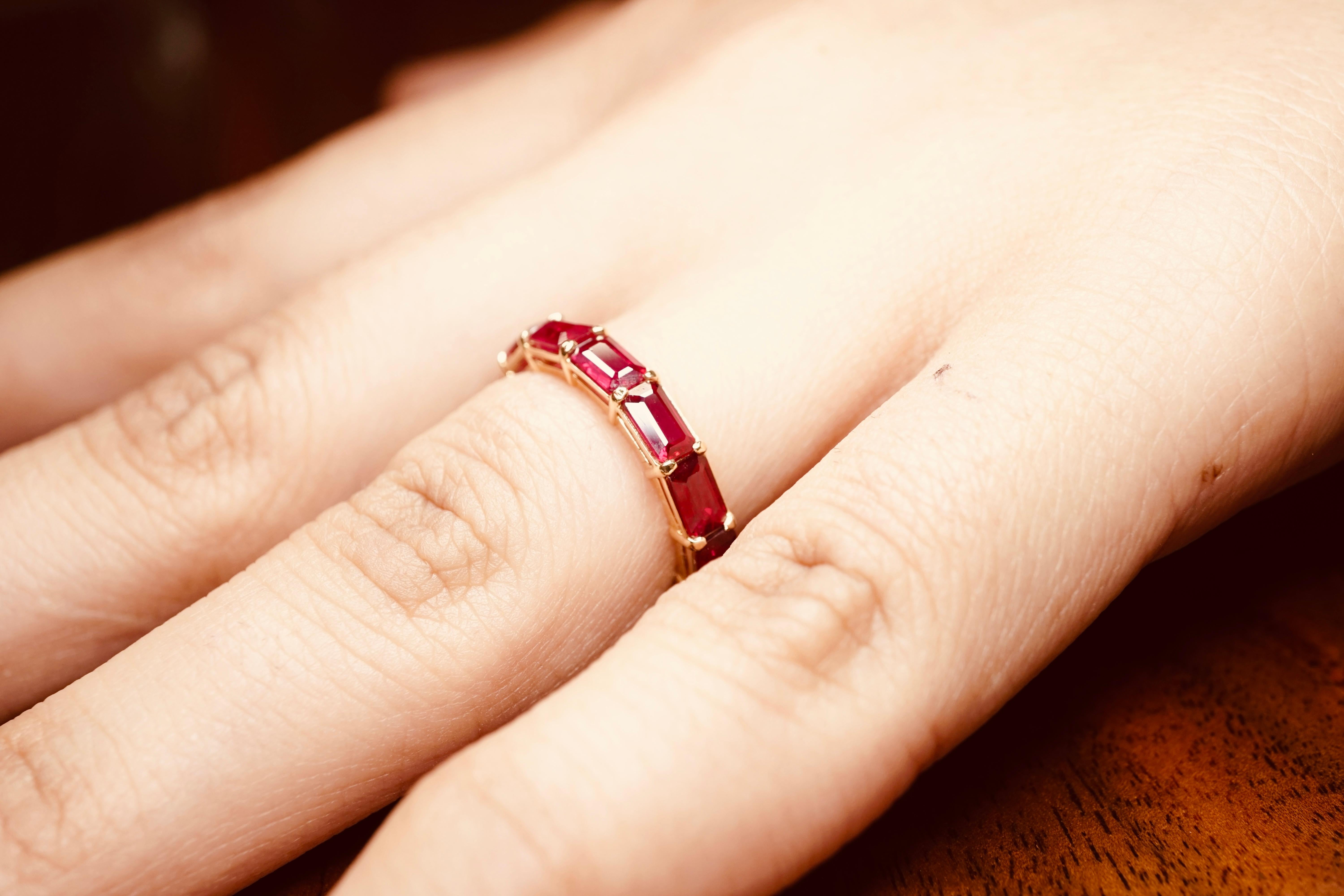 En venta: Anillo de eternidad de oro amarillo de 18 quilates con rubí esmeralda de Birmania  7