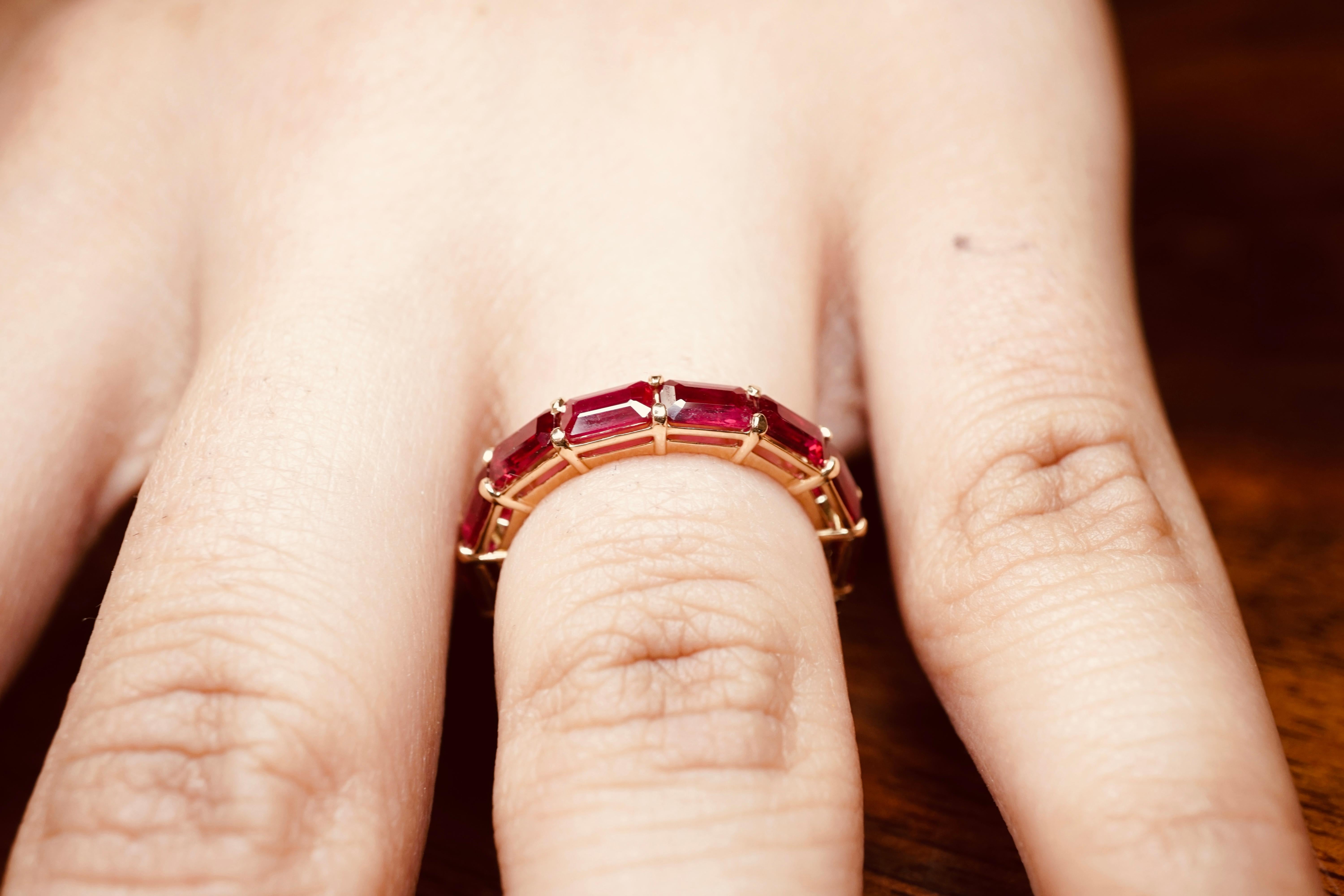 En venta: Anillo de eternidad de oro amarillo de 18 quilates con rubí esmeralda de Birmania  8