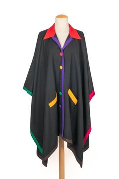 Simon Chang Schwarzer Wollmantel/Cape im Hemdstil von Simon Chang