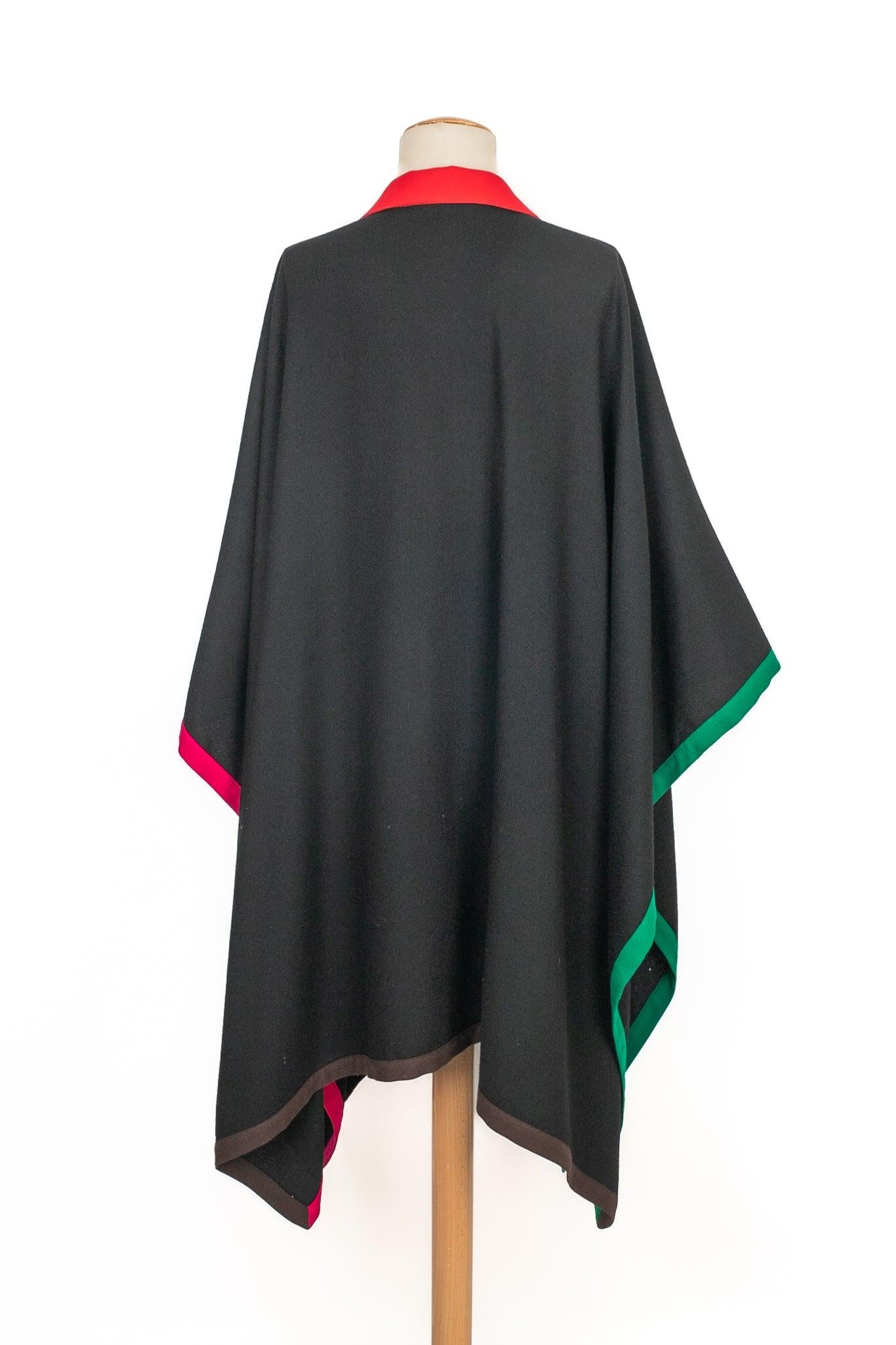 Simon Chang Black Wool Shirt-Style Coat/Cape In Good Condition For Sale In SAINT-OUEN-SUR-SEINE, FR