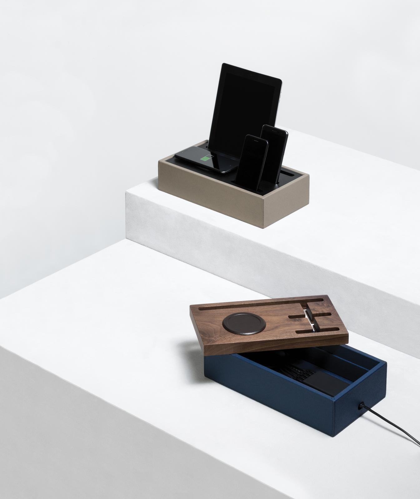 An indispensable accessory in a contemporary household, this charging station boasts refined details and elegant finishes, becoming not only useful but striking enough to display anywhere in the house. The box structure in wood hosts five USB ports