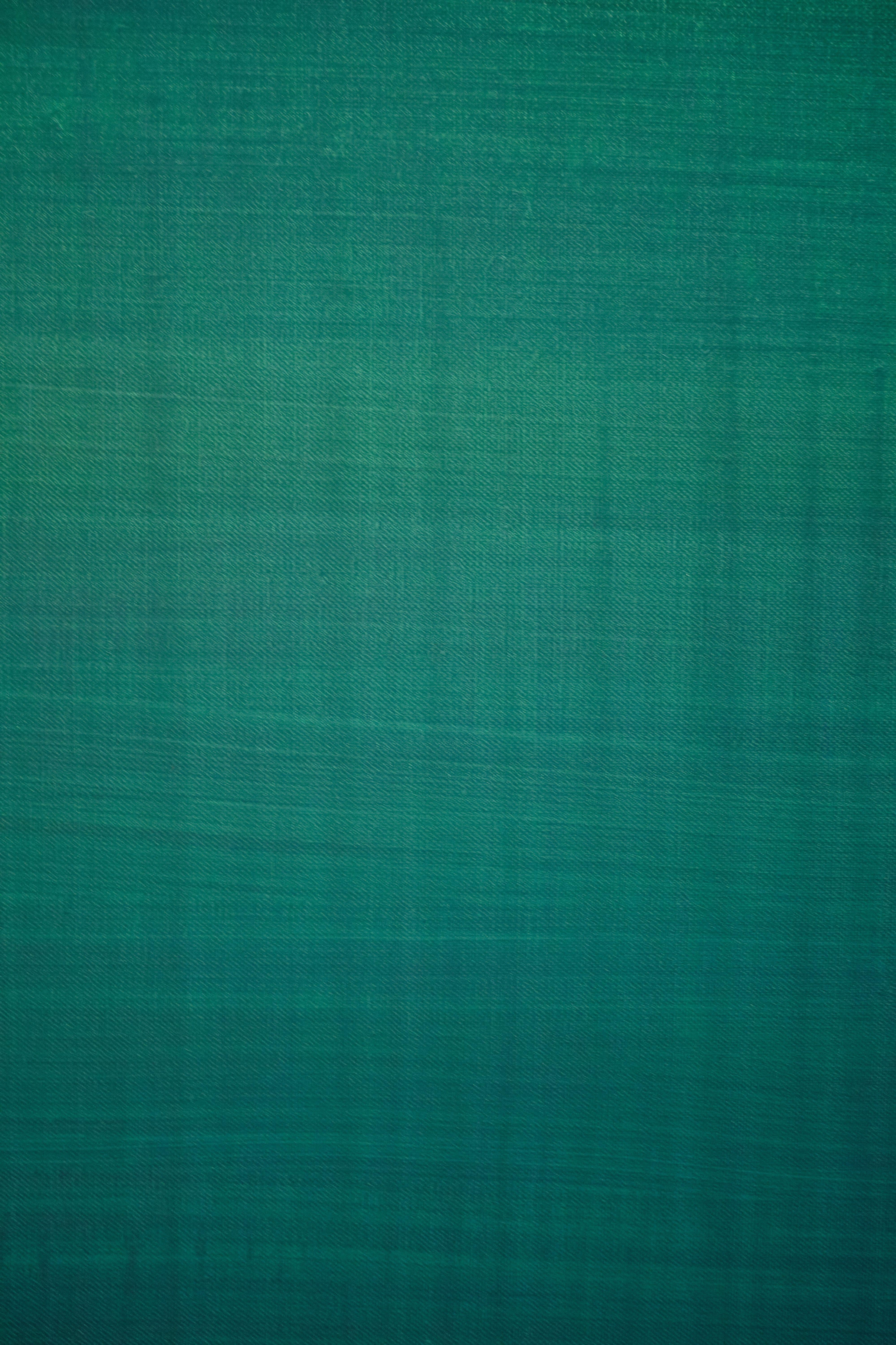 Uno scontro tra il viola e il verde; i due colori vanno avanti e indietro, alla fine il viola viene completamente superato, lasciando solo il verde.    Informazioni sulla serie: La vernice acquosa viene stratificata sulla tela, a volte aggiungendo