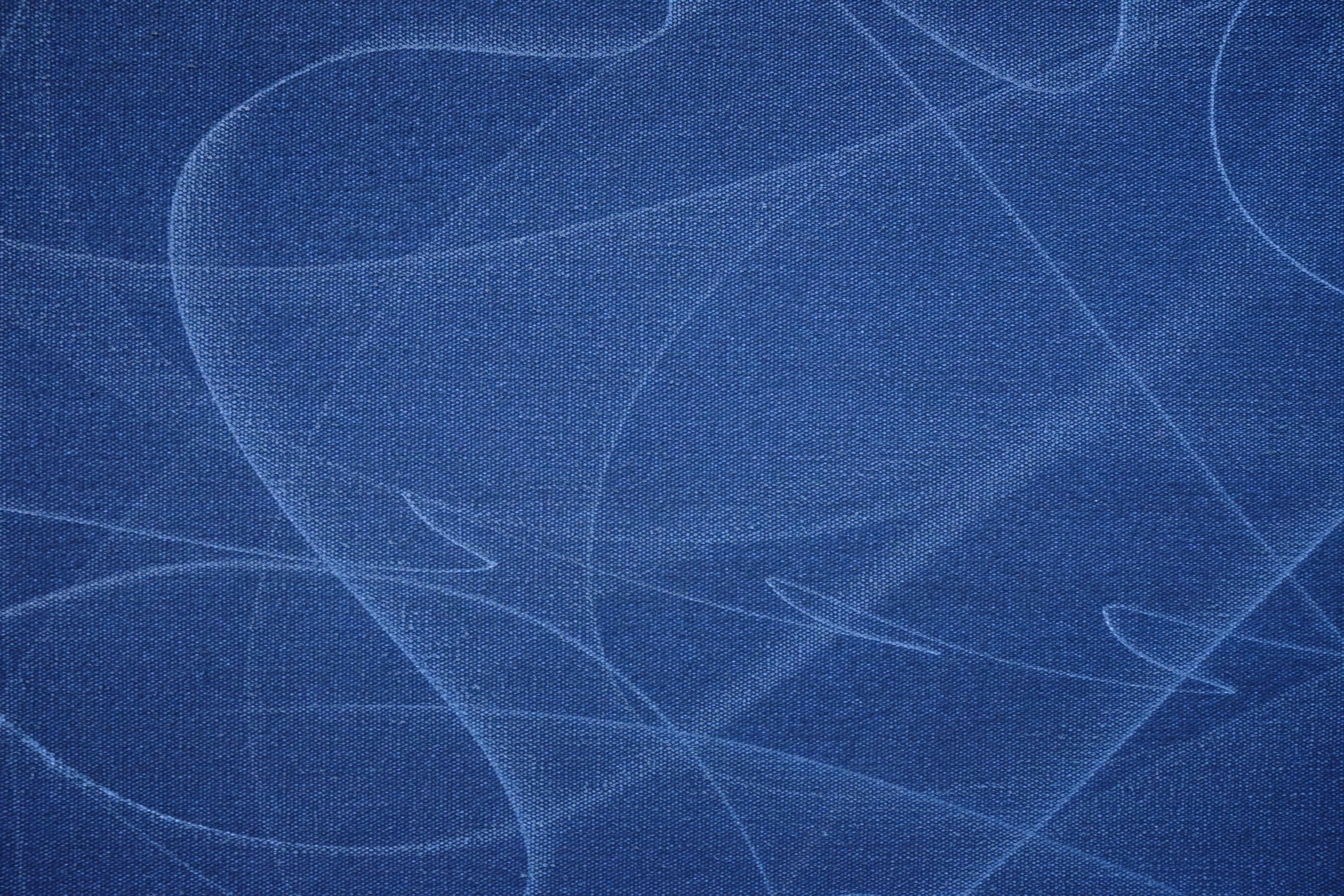 Un lavaggio acrilico blu-viola è stato steso sulla tela di cotone, seguito da un forte blu-viola dipinto in linee orizzontali.  Qualche giorno dopo, mentre ero sotto antibiotici, 