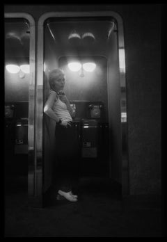 Debbie Harry of Blondie, accrochée au téléphone 