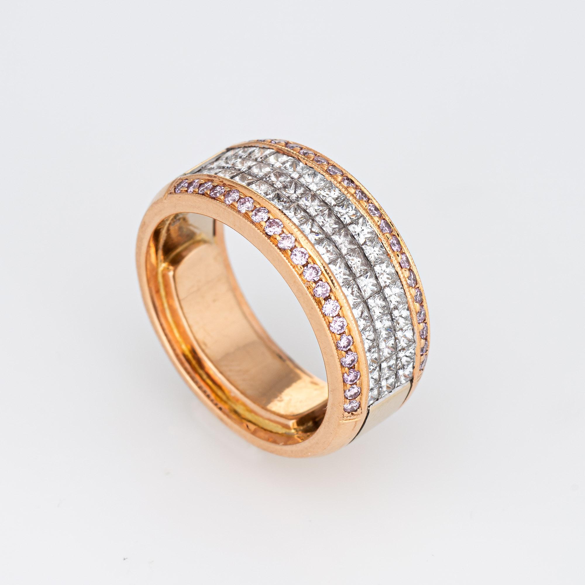 Elegantes Armband Simon G aus der Kollektion Caviar, gefertigt aus 18 Karat Rosé- und Weißgold. 

Die Diamanten im Princess-Schliff haben insgesamt 1,36 Karat (geschätzte Farbe G und Reinheit VS2-SI1). Die rosa Diamanten haben einen geschätzten Wert