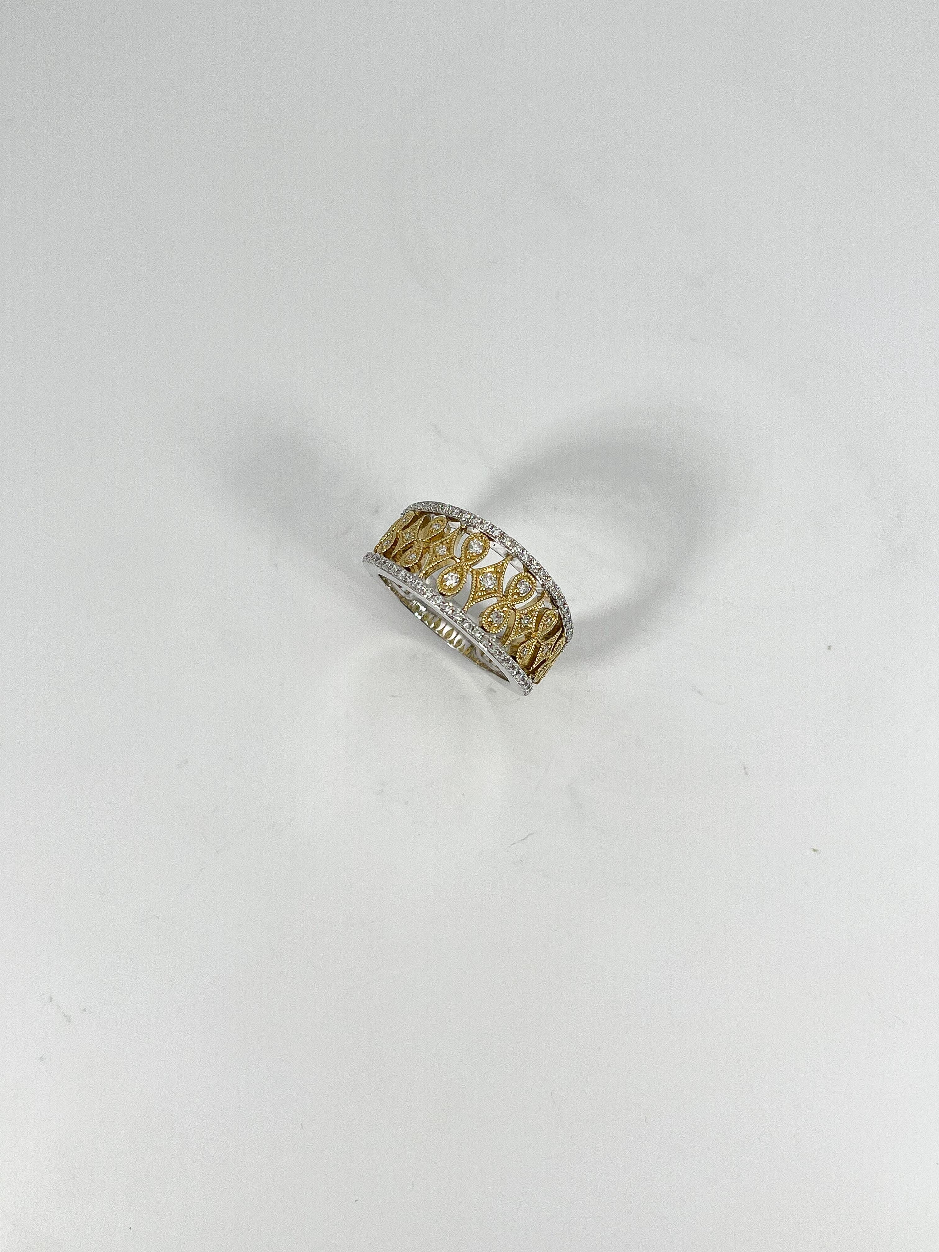 Simon G 18k .43 CTW zwei getönten Diamanten Modeband. Die Diamanten in diesem Band sind alle rund, die Breite beträgt 9,9 mm, die Größe des Rings 6 1/4 und das Gesamtgewicht 7 Gramm.
Teilenummer- LR675437