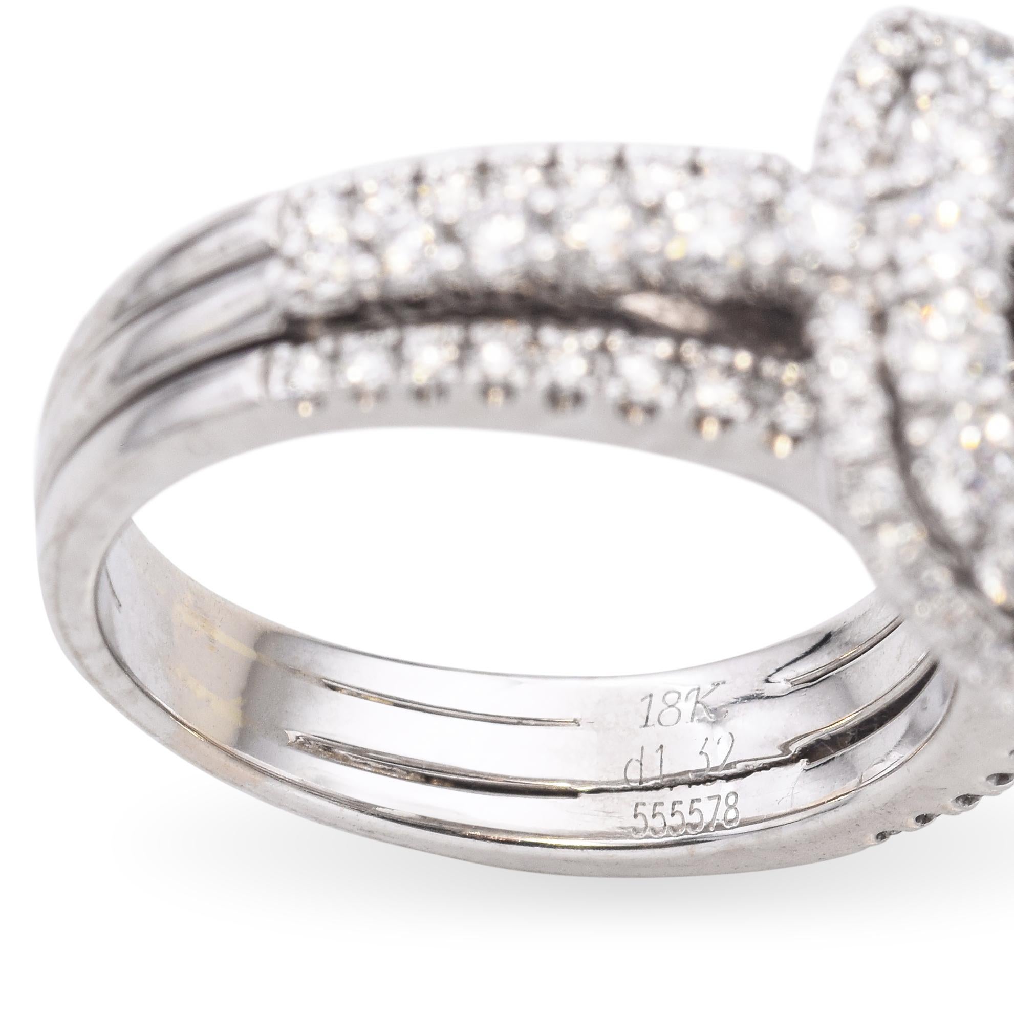 Simon G, bague de fiançailles à halo de diamants 18 carats en vente 2