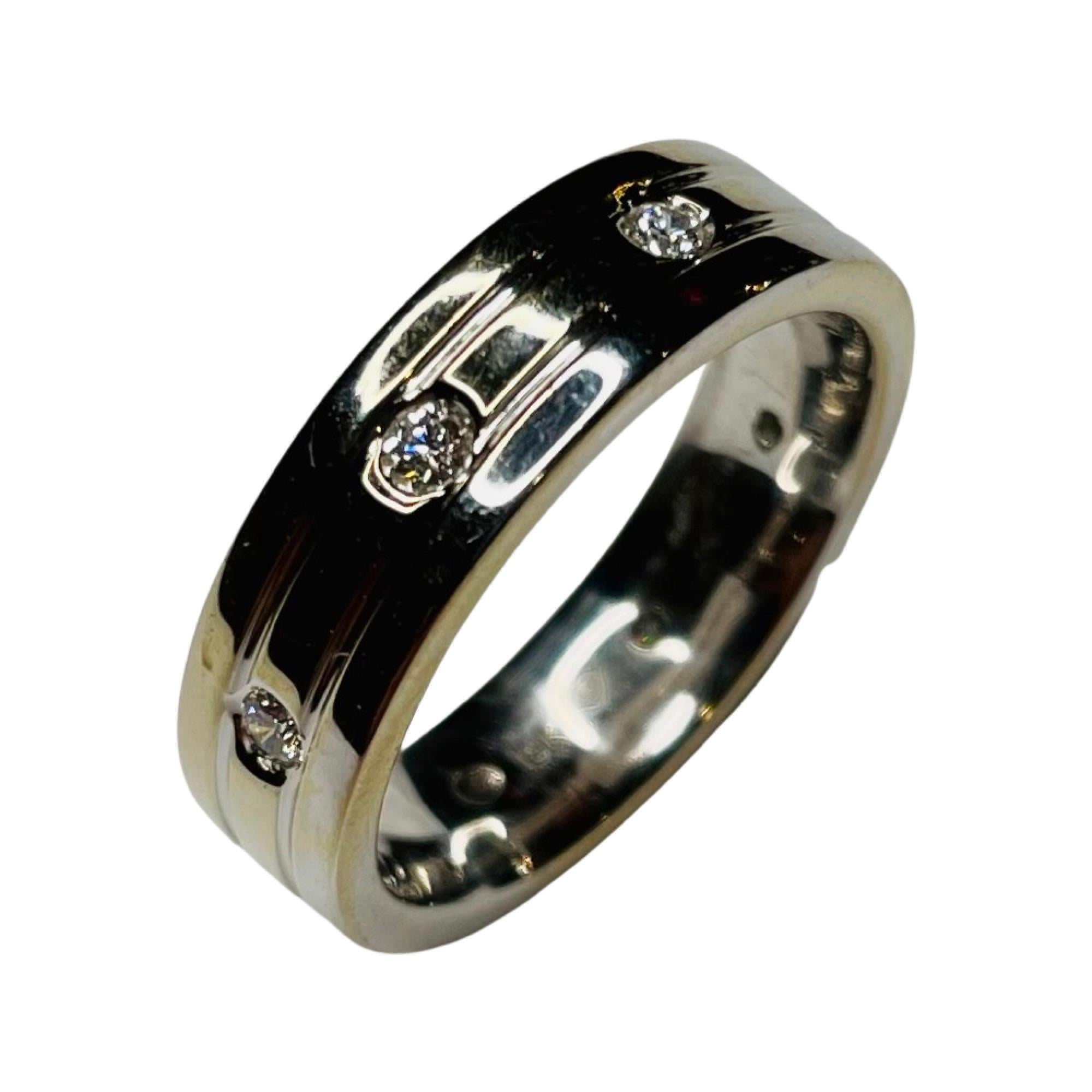 Simon G 18K White Gold and Diamond Band In New Condition For Sale In Kirkwood, MO