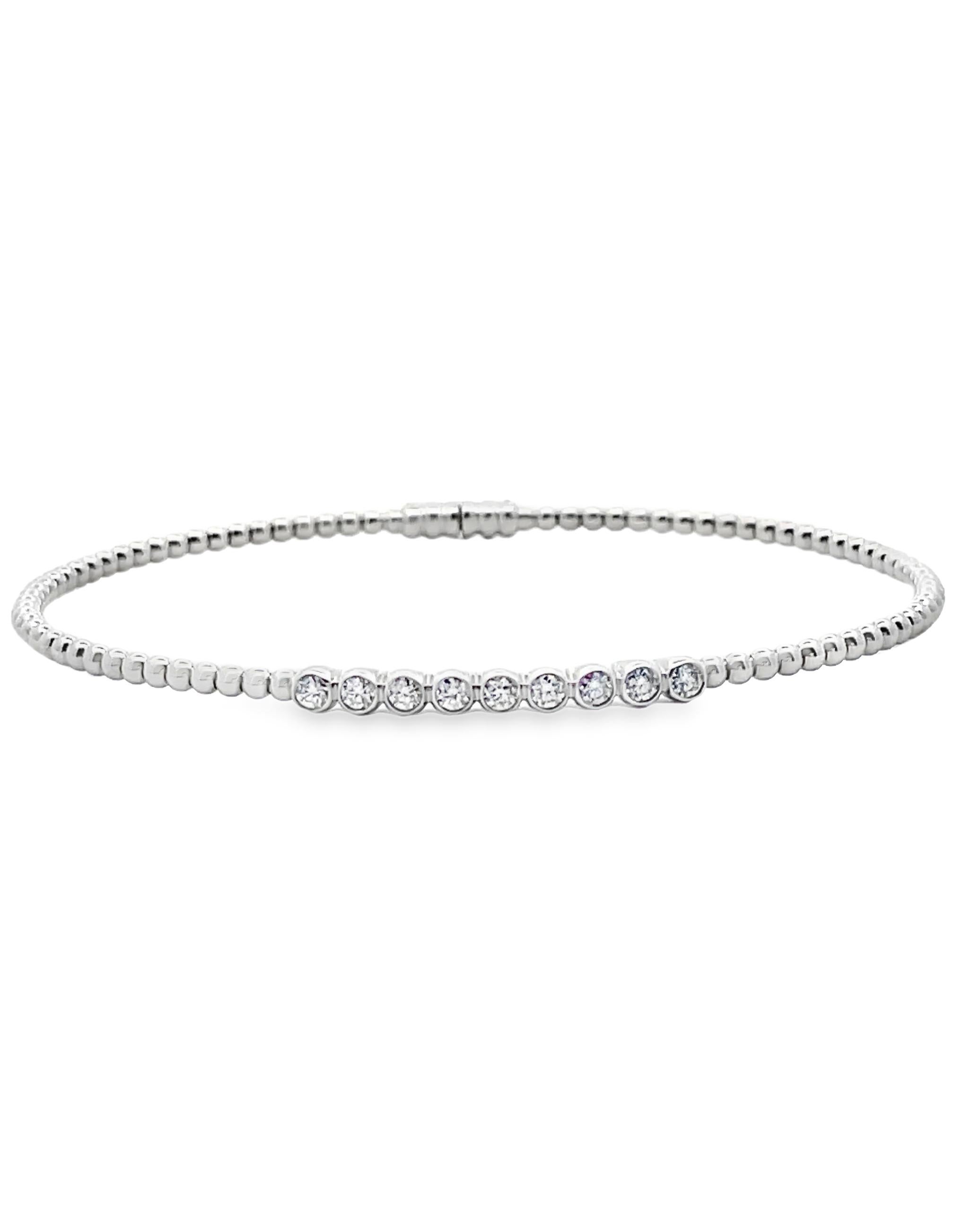 Simon G. LB2519 Pulsera brazalete apilable de cuentas de oro blanco de 18 quilates con 9 diamantes redondos talla brillante que pesan 0,27 quilates en total.

- Cierre magnético