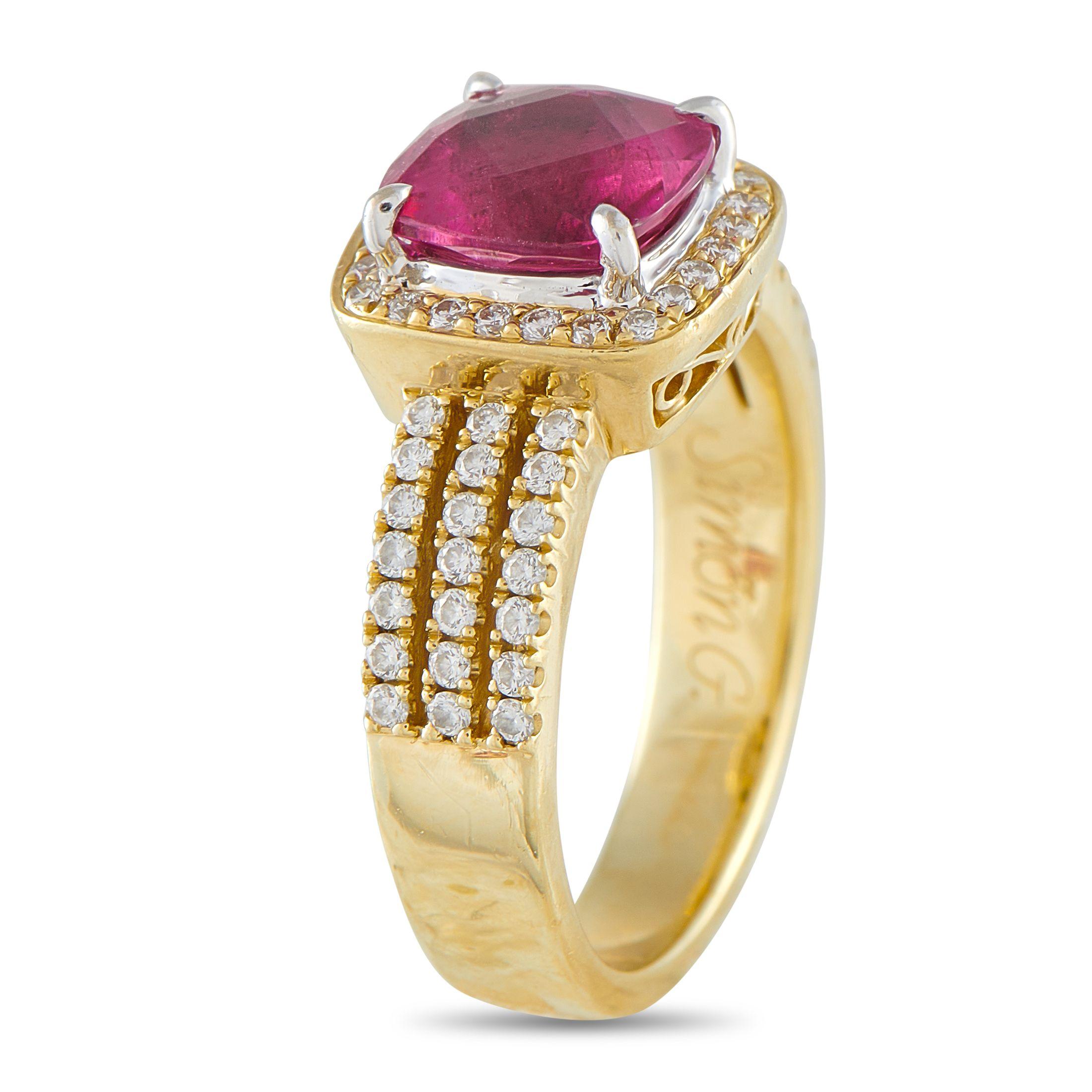Questo anello Simon G è un pezzo classico che non passerà mai di moda. Una gemma Rubellite di 2,01 aggiunge un elegante tocco di colore al centro della montatura in oro giallo 18 carati. Diamanti per un peso totale di 0,45 carati circondano la