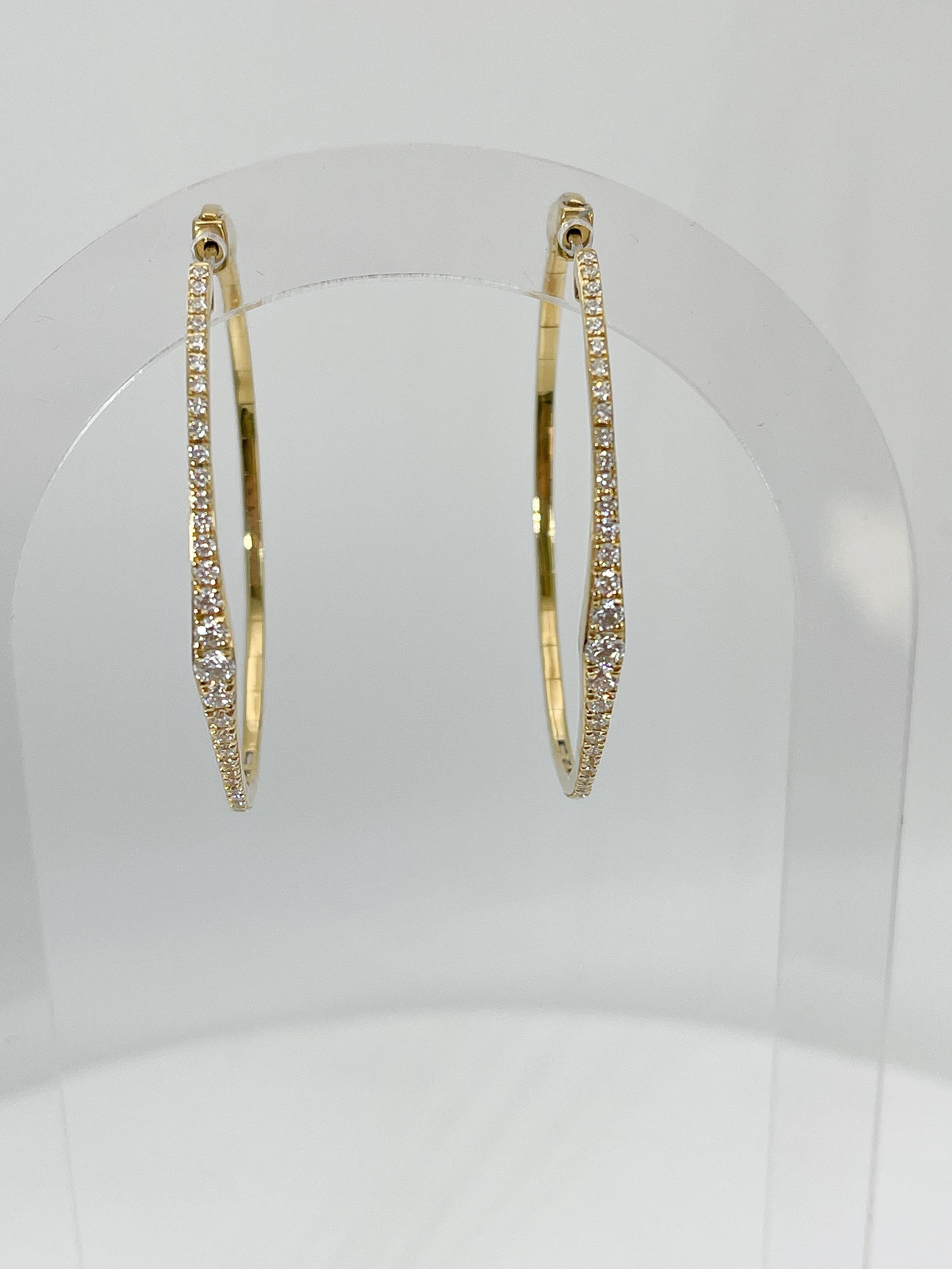 Simon G 18 Karat Gelbgold 1,16 CTW Diamantreifen. Die Diamanten in diesen Ohrringen sind rund, die Maße sind 44,6 x 39,5 mm und sie haben ein Gesamtgewicht von 10,3.
Teilenummer- LE4651