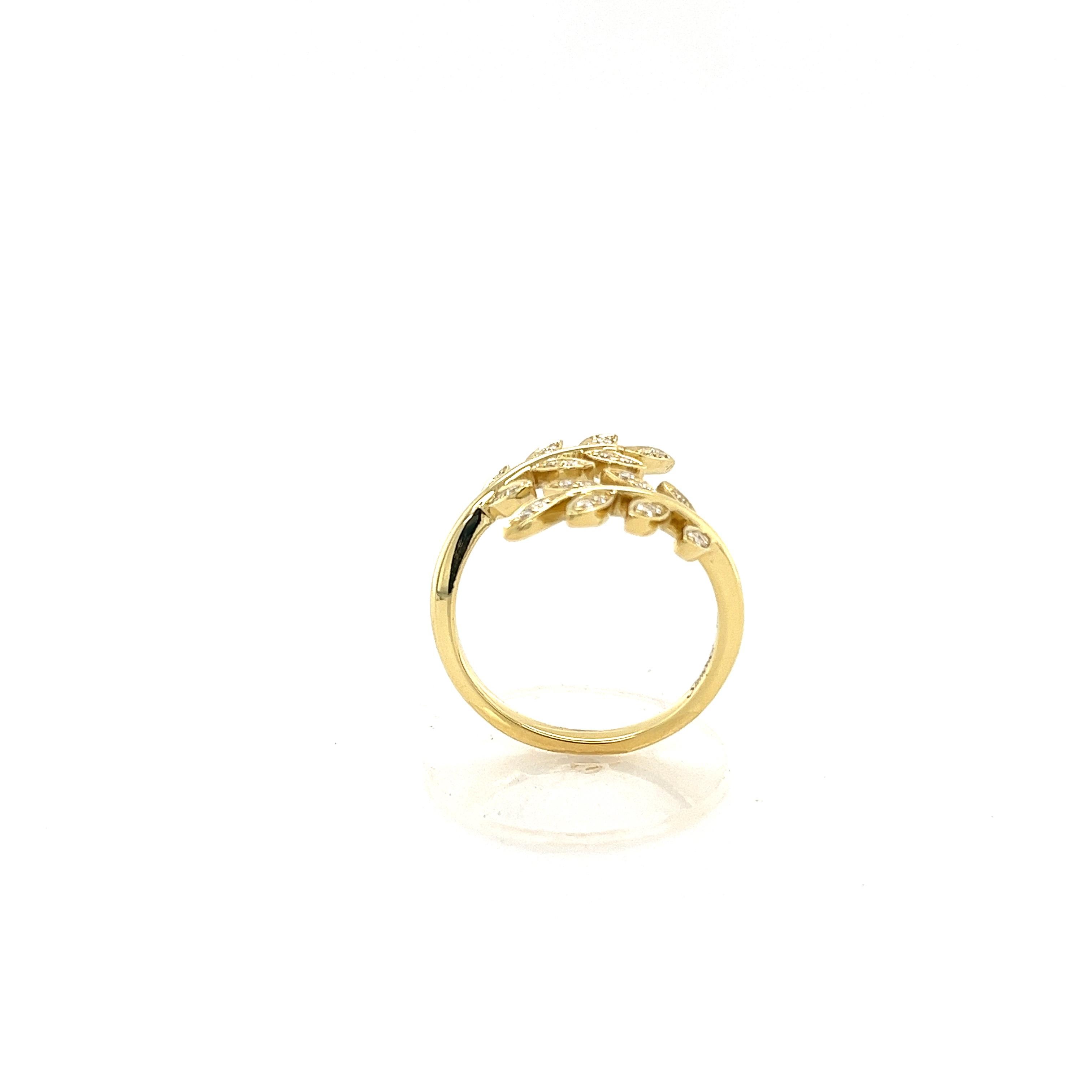 Ein stilvoller Ring von Designer Simon G! Mit 0,18 Karat feiner runder Brillanten, die in das Blattdesign eingefasst sind. Diese realistischen Ohrringe aus 18-karätigem Weiß- und Gelbgold mit einer satinierten Oberfläche sind eine tolle Ergänzung