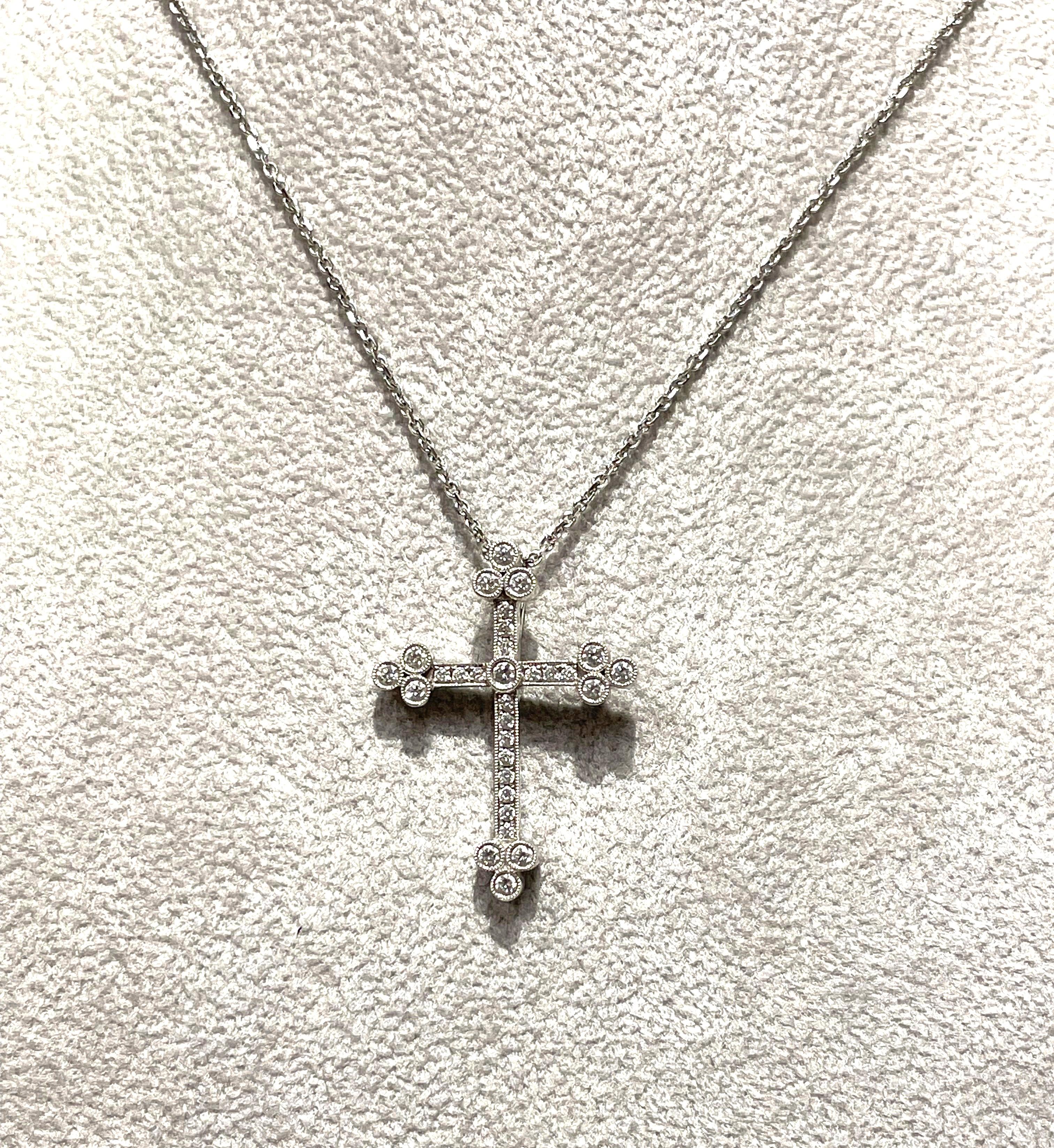 Taglio rotondo A. Simon G Collana con croce di diamanti da 18KW in vendita