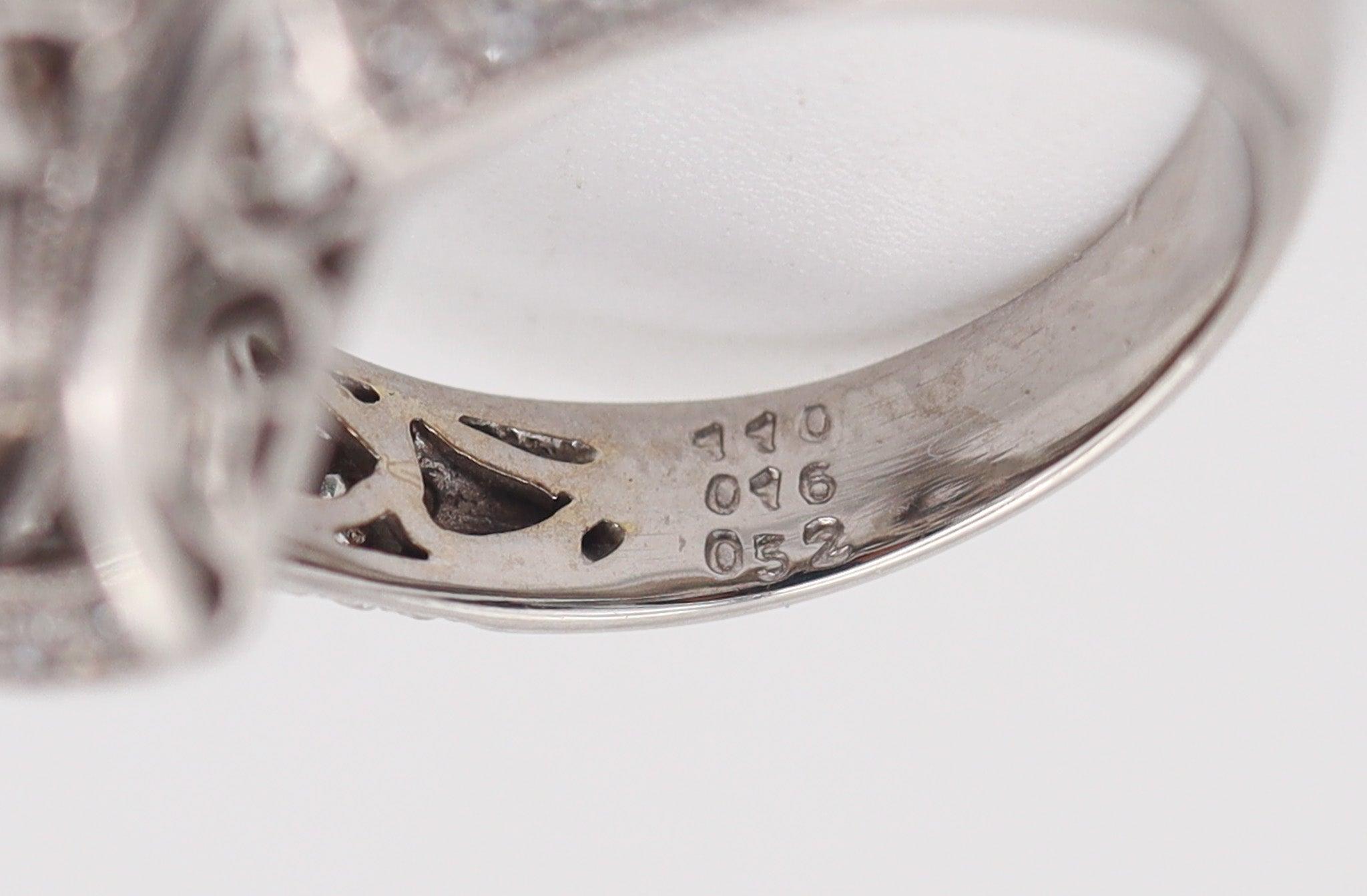 SIMON G. Cocktail Ring In Solid 18Kt White Gold With 1.85 Ctw In VS Diamonds In Excellent Condition For Sale In Miami, FL