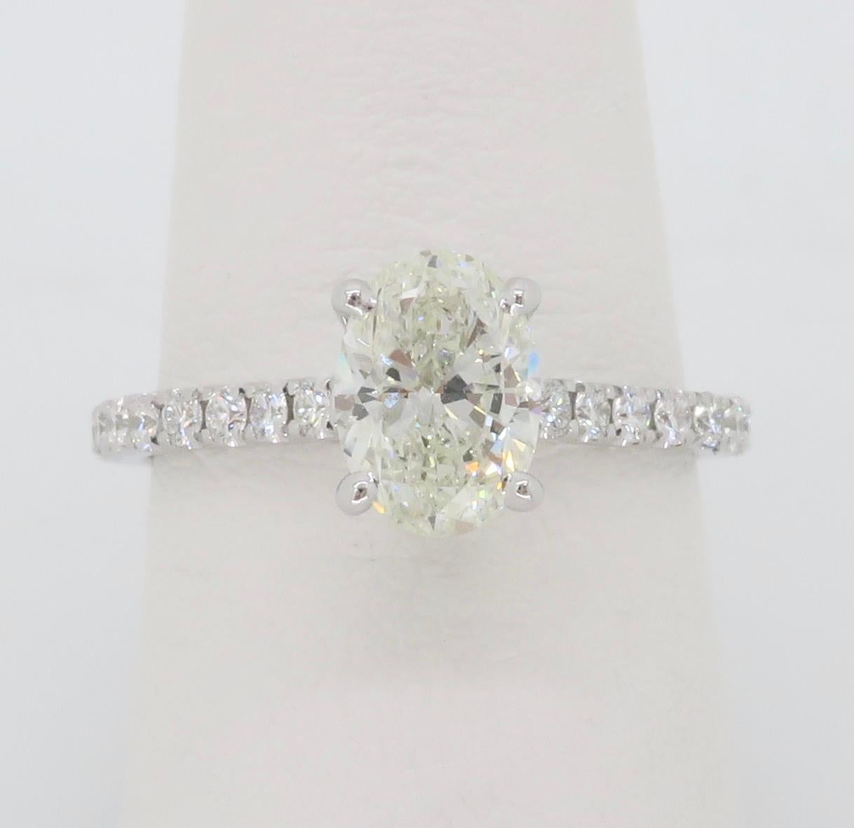 Simon G Bague de fiançailles en or blanc 18 carats et diamants Excellent état - En vente à Webster, NY