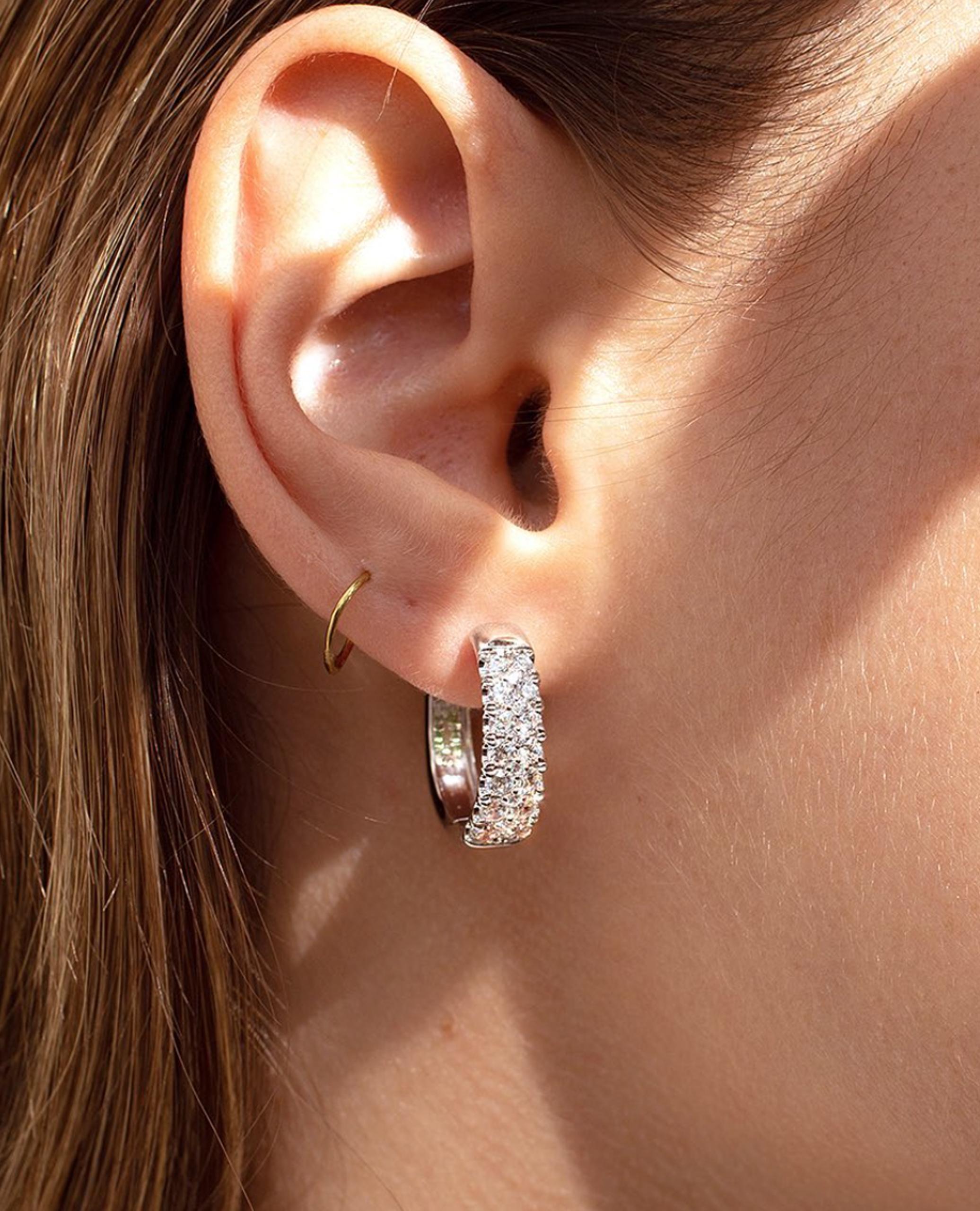 Simon G. Boucles d'oreilles créoles en or blanc 18 carats avec pavé de diamants LE4391 Neuf - En vente à Old Tappan, NJ