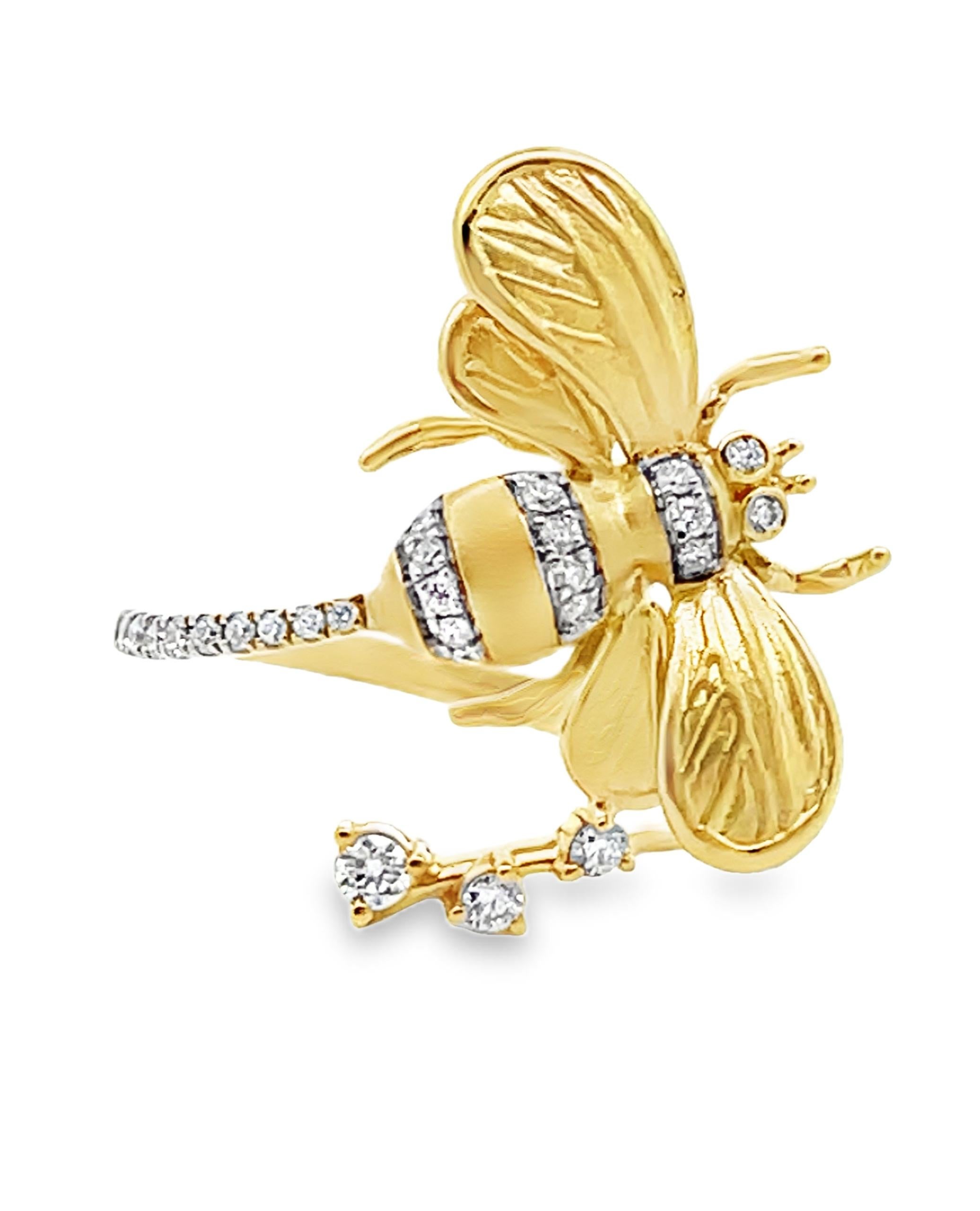 Taille ronde A. G. DR380 Bague abeille en or jaune 18 carats avec émeraudes et diamants en vente