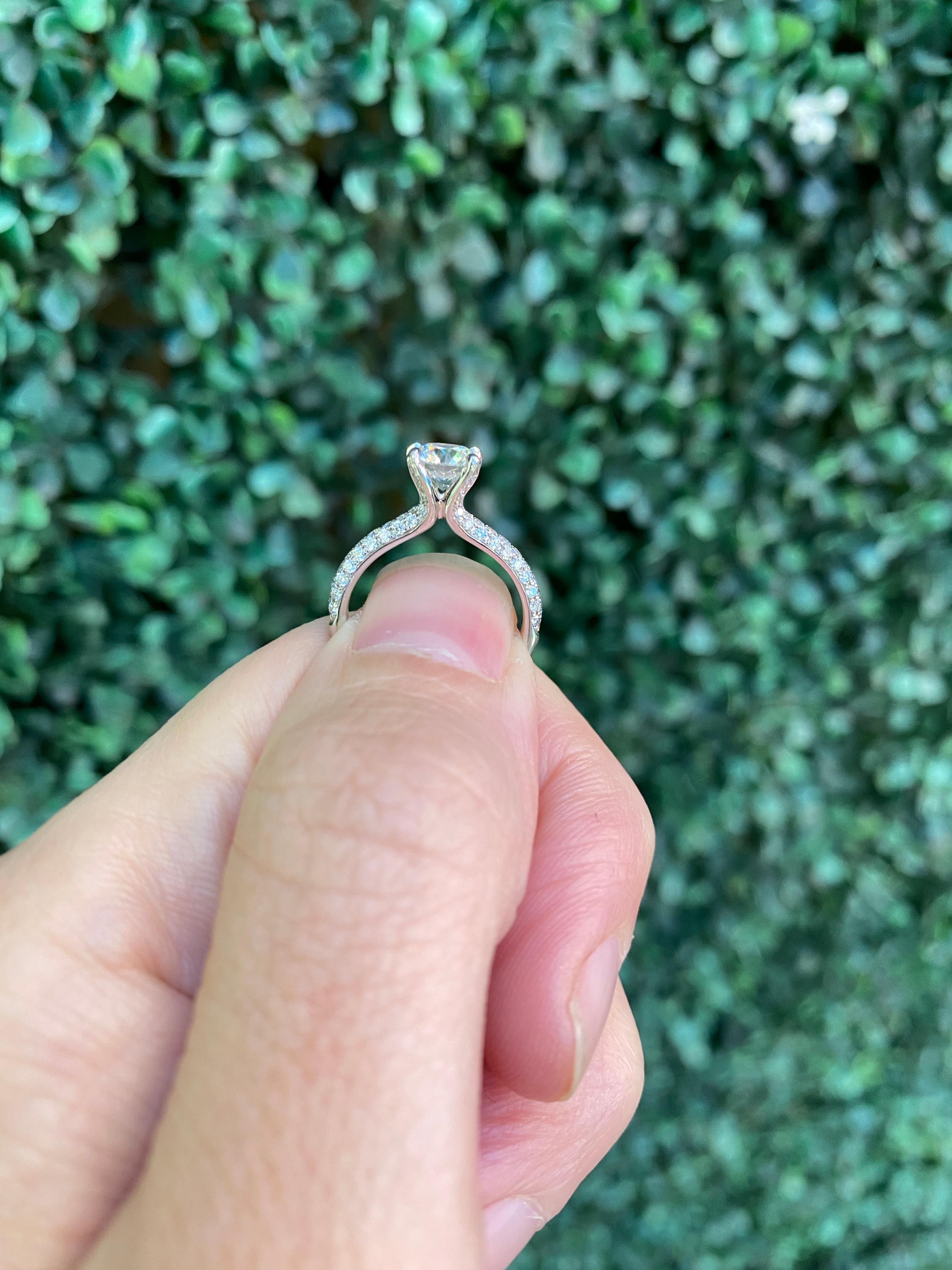 A Simon G Bague de fiançailles certifiée GIA 0,85 carat diamant rond brillant naturel en vente 13