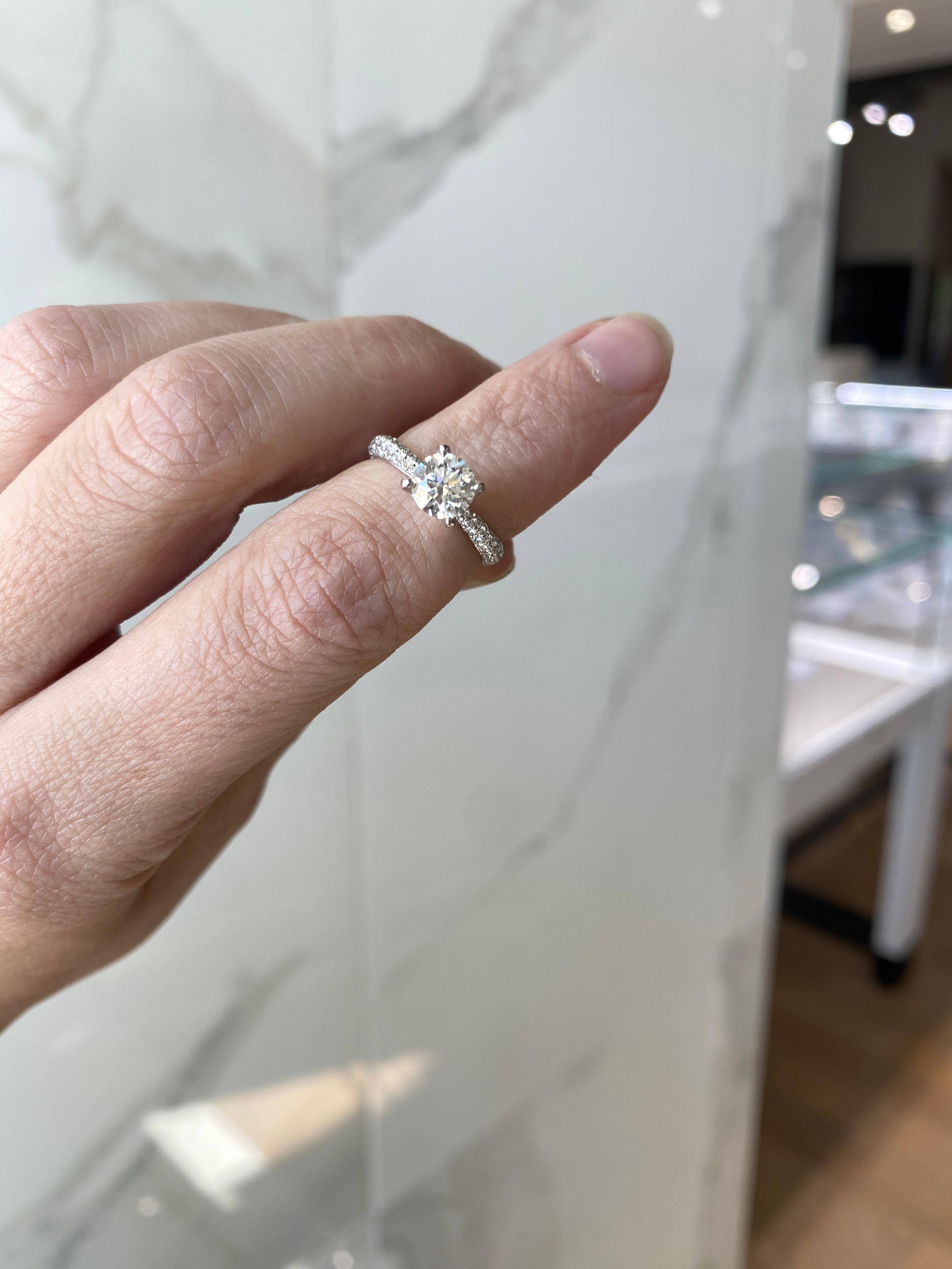 A Simon G Bague de fiançailles certifiée GIA 0,85 carat diamant rond brillant naturel en vente 1