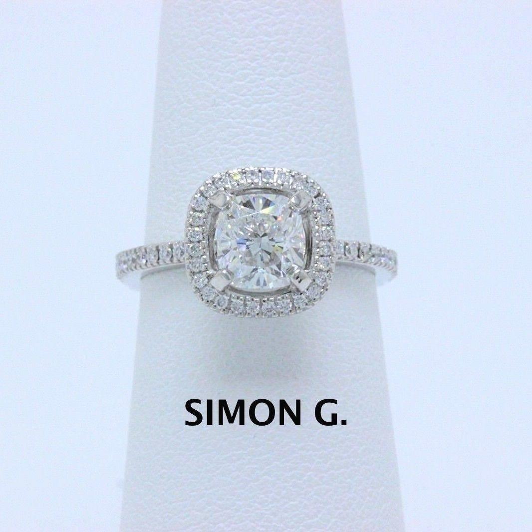 SIMON G. VERLOBUNGSRING
Stil:  Solitär mit Halo & Pave Diamantband
Seriennummer:  509106
Metall:  Platin PT950
Größe:  5 - Ansehnlich
Karat Gesamtgewicht:  1.31 TCW
Diamant-Form:  Kissen Modifizierter Brillant 
Farbe und Reinheit des Diamanten:  F /