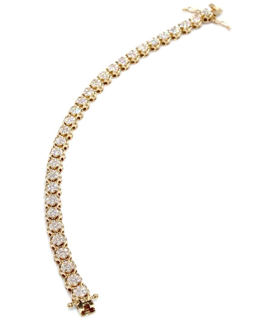 18K yellow gold tennis bracelet made by Simon G.  This bracelet is furnished with 110 round brilliant-cut diamonds totaling 2.20 carats.

* Style No. LB2190
* Diamonds are G/H color, VS2/SI1 clarity
* Double safety clasp
