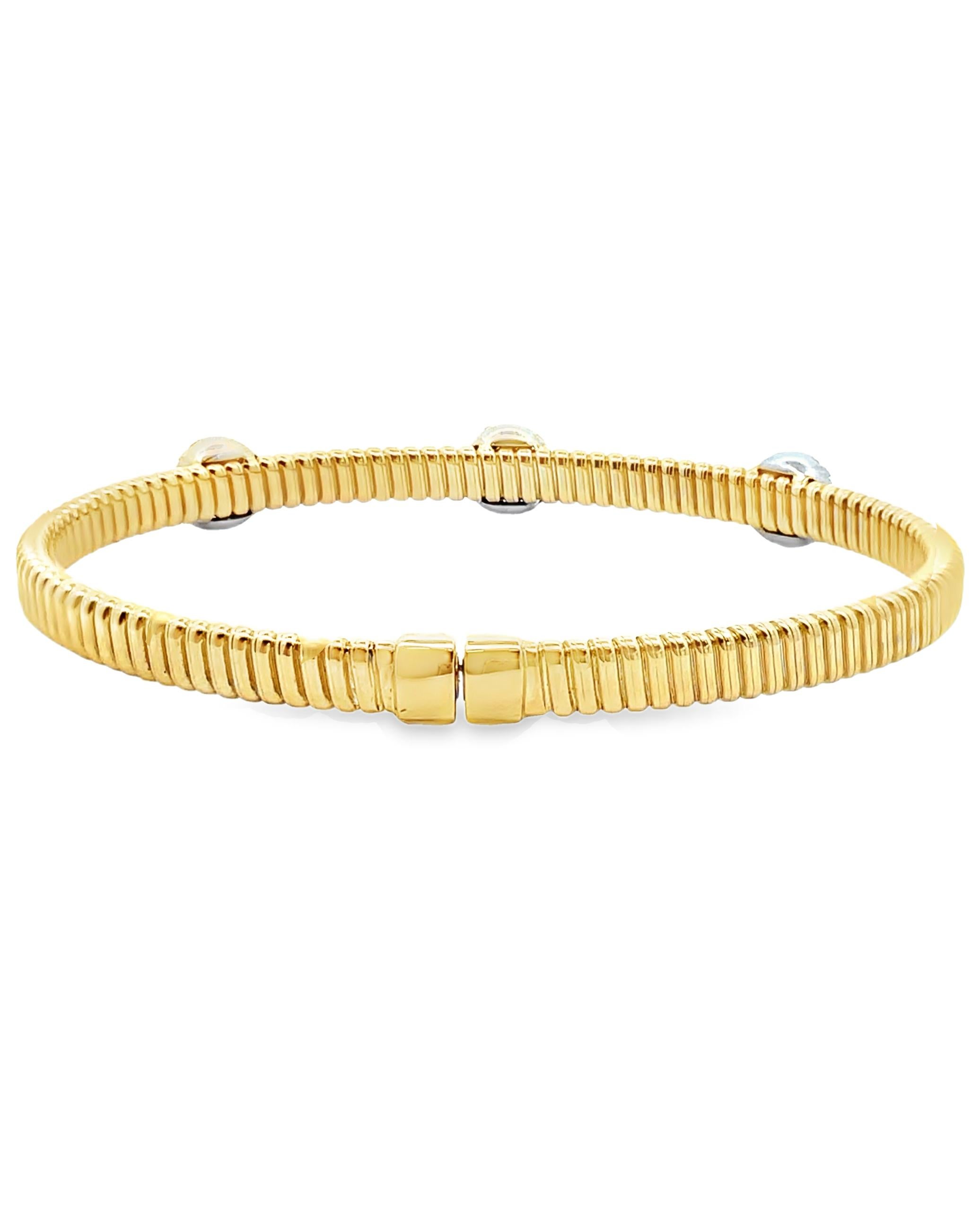 Simon G. LB2759 Bracciale bangle in oro giallo e bianco 18 carati con 57 diamanti rotondi per un totale di 0,75 carati.
