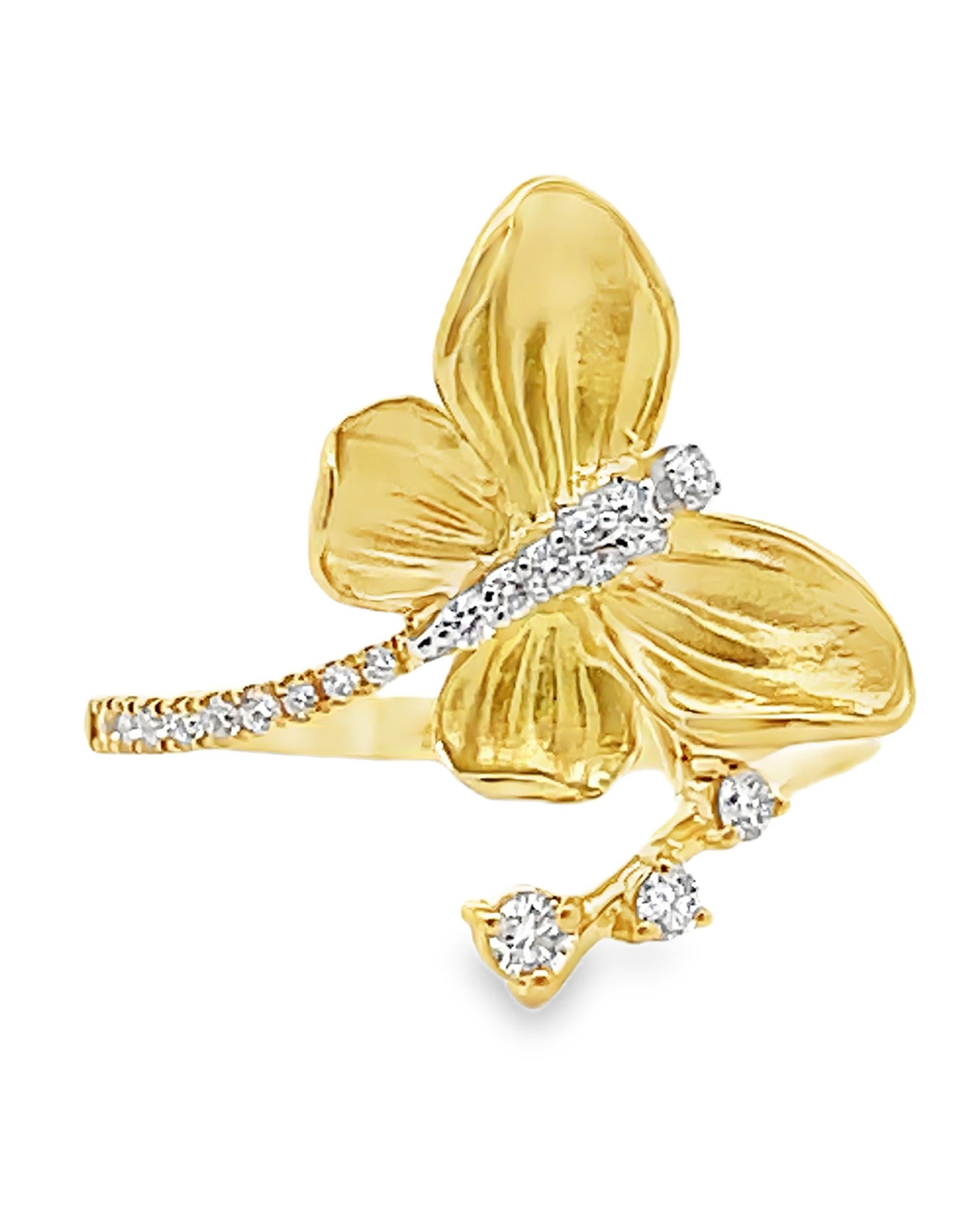 Simon G. LR2767 Anillo mariposa de oro amarillo de 18 quilates con diamantes que suman 0,20 quilates.