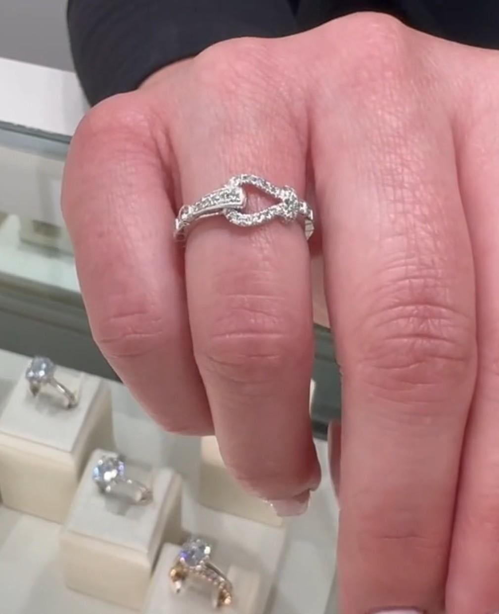 Taglio rotondo Simon G. LR3263 Anello con fibbia in oro bianco 18 carati e diamante rotondo in vendita