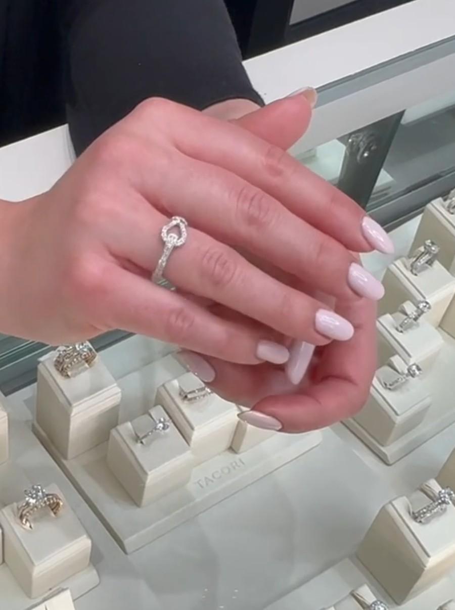 Donna Simon G. LR3263 Anello con fibbia in oro bianco 18 carati e diamante rotondo in vendita