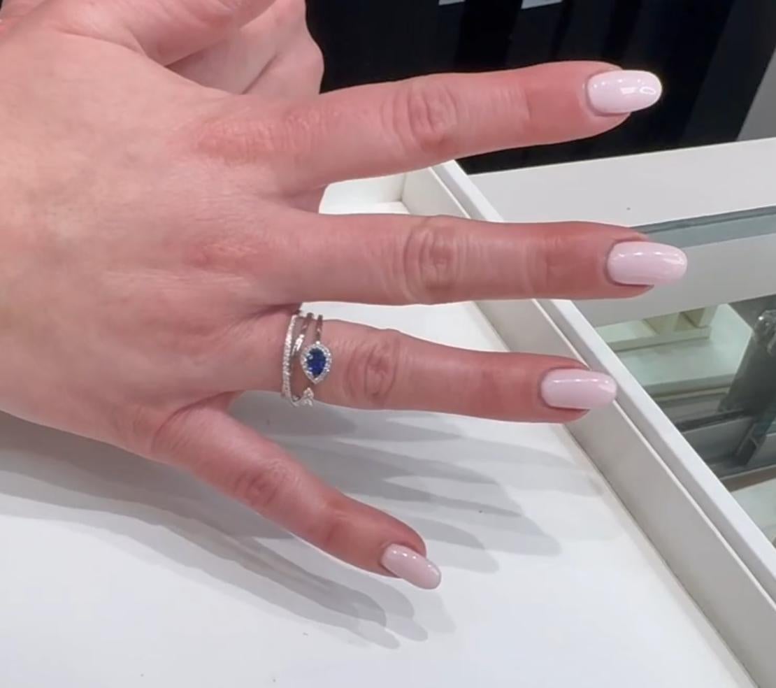 Donna A. Simon G. Zaffiro a forma di pera con diamante aureolato in oro bianco 18 carati in vendita